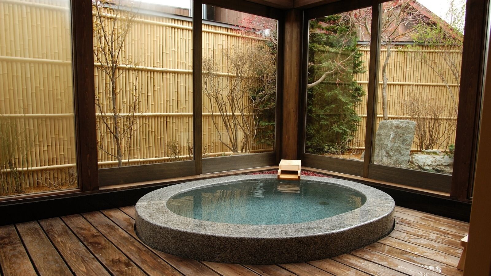 池月半露天浴池