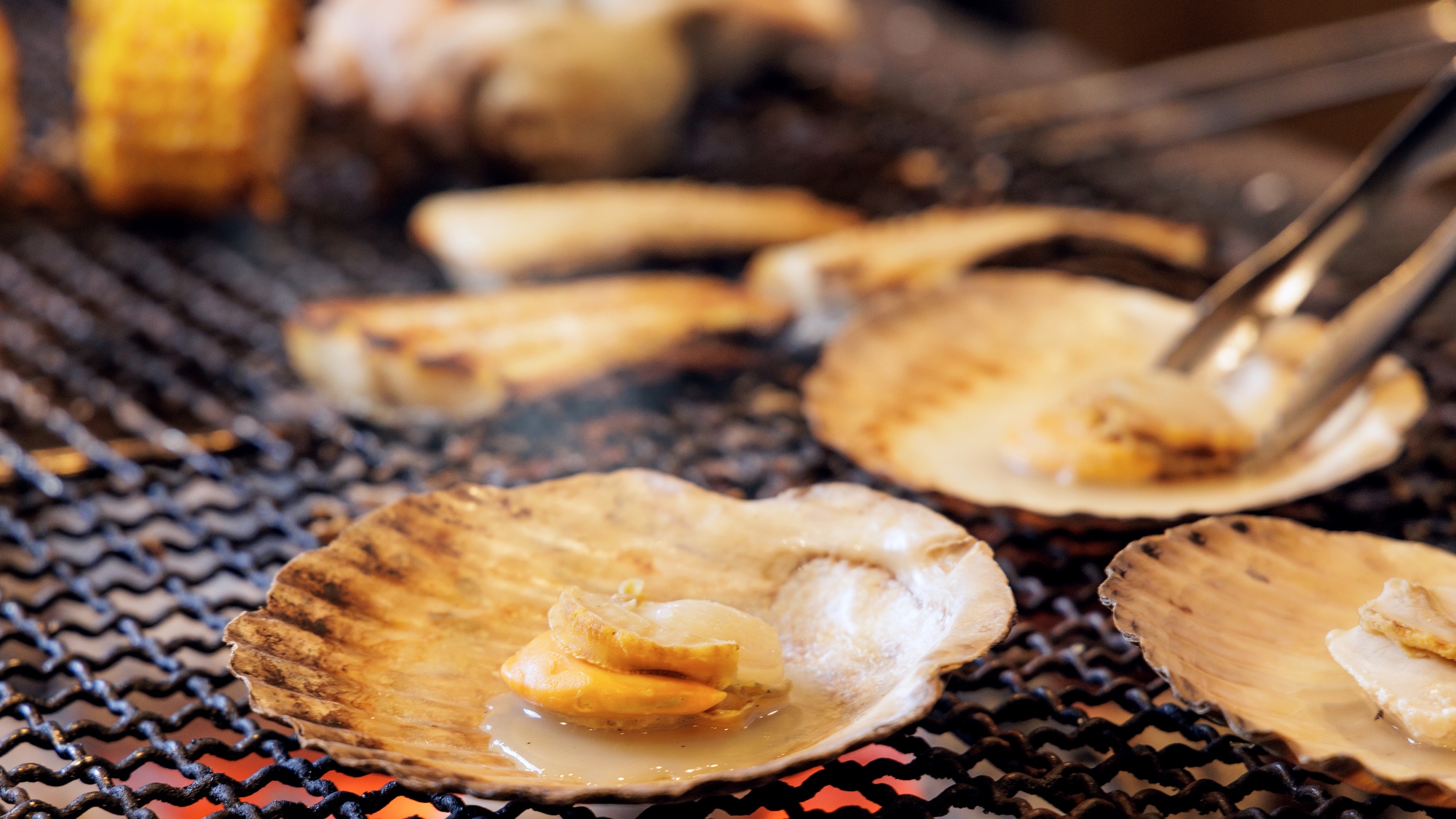 [Dinner buffet] Enjoy scallops, seafood, seasonal vegetables, and more grilled on a robata grill. *Image for illustration purposes only.