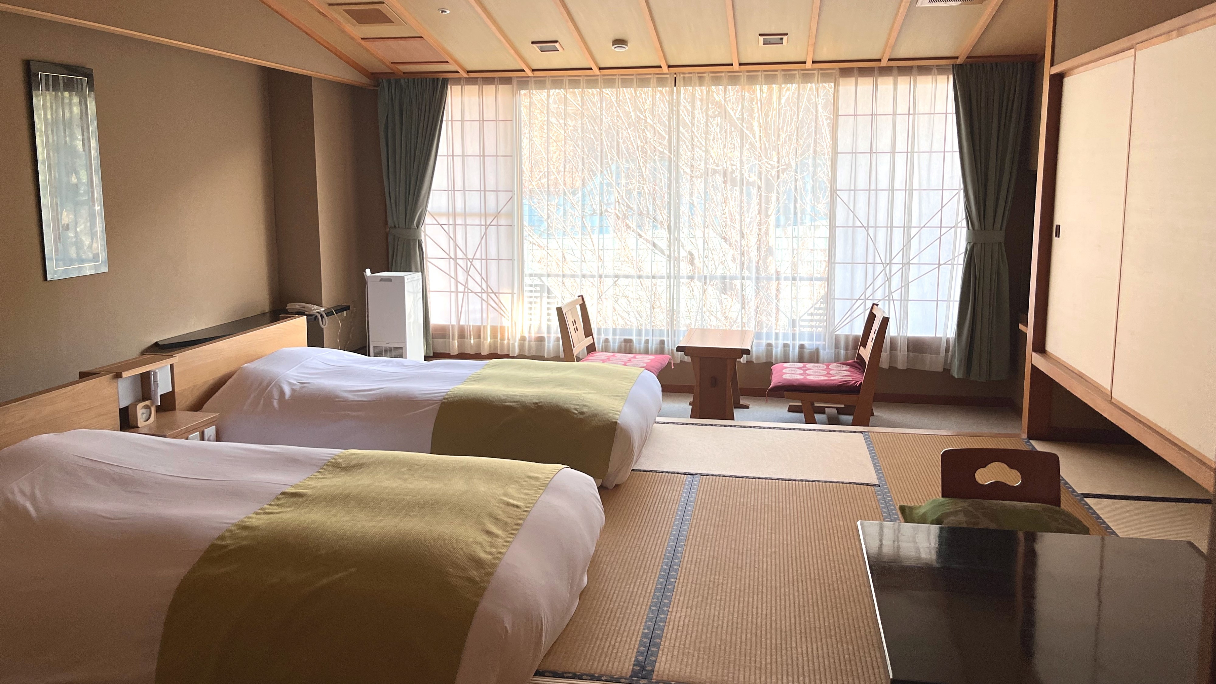 [Kamar bergaya Jepang 10 tikar tatami (2-4 orang)] Hingga 4 orang dapat diakomodasi dengan meletakkan kasur di samping 2 tempat tidur bergaya Jepang.