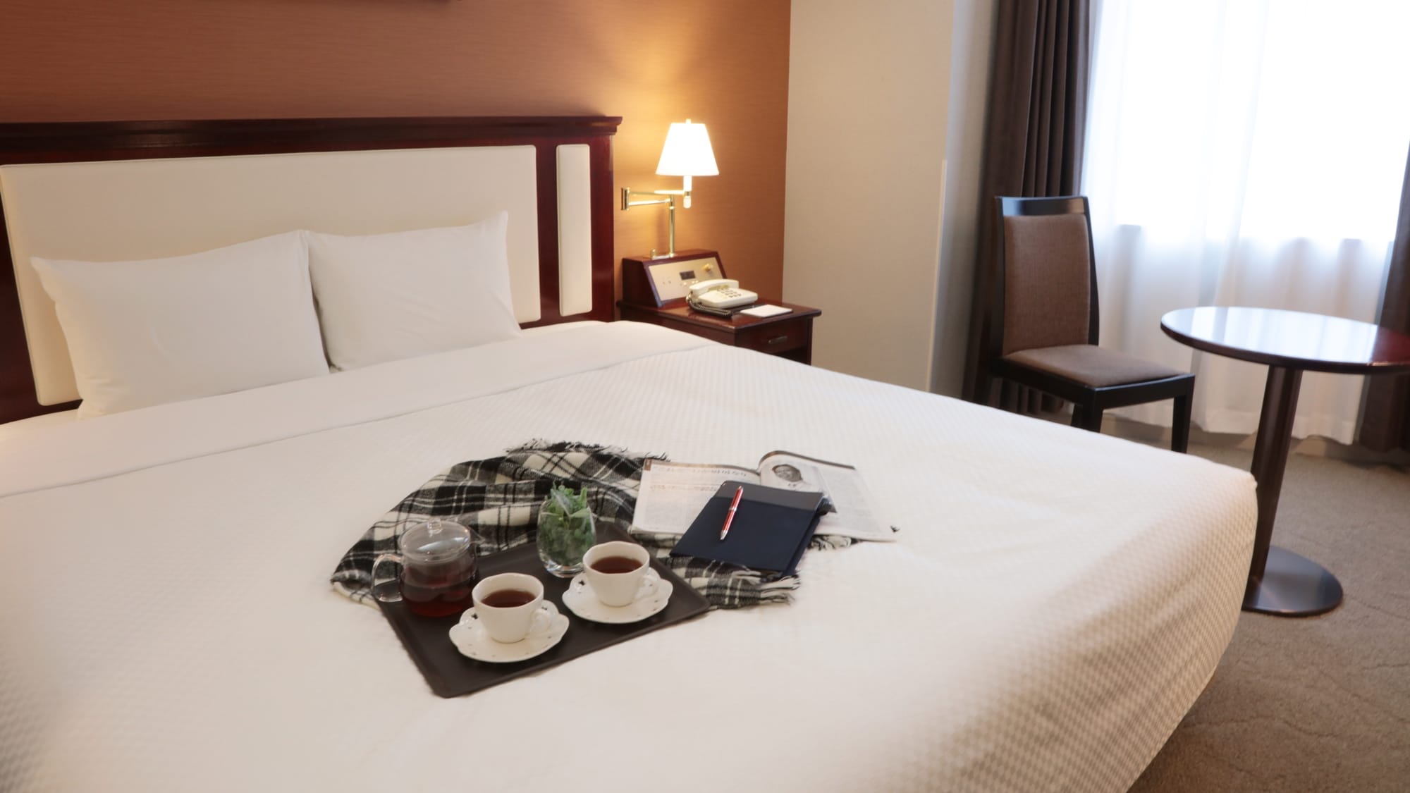 *[King bed room] Small children and 3 parents can also use