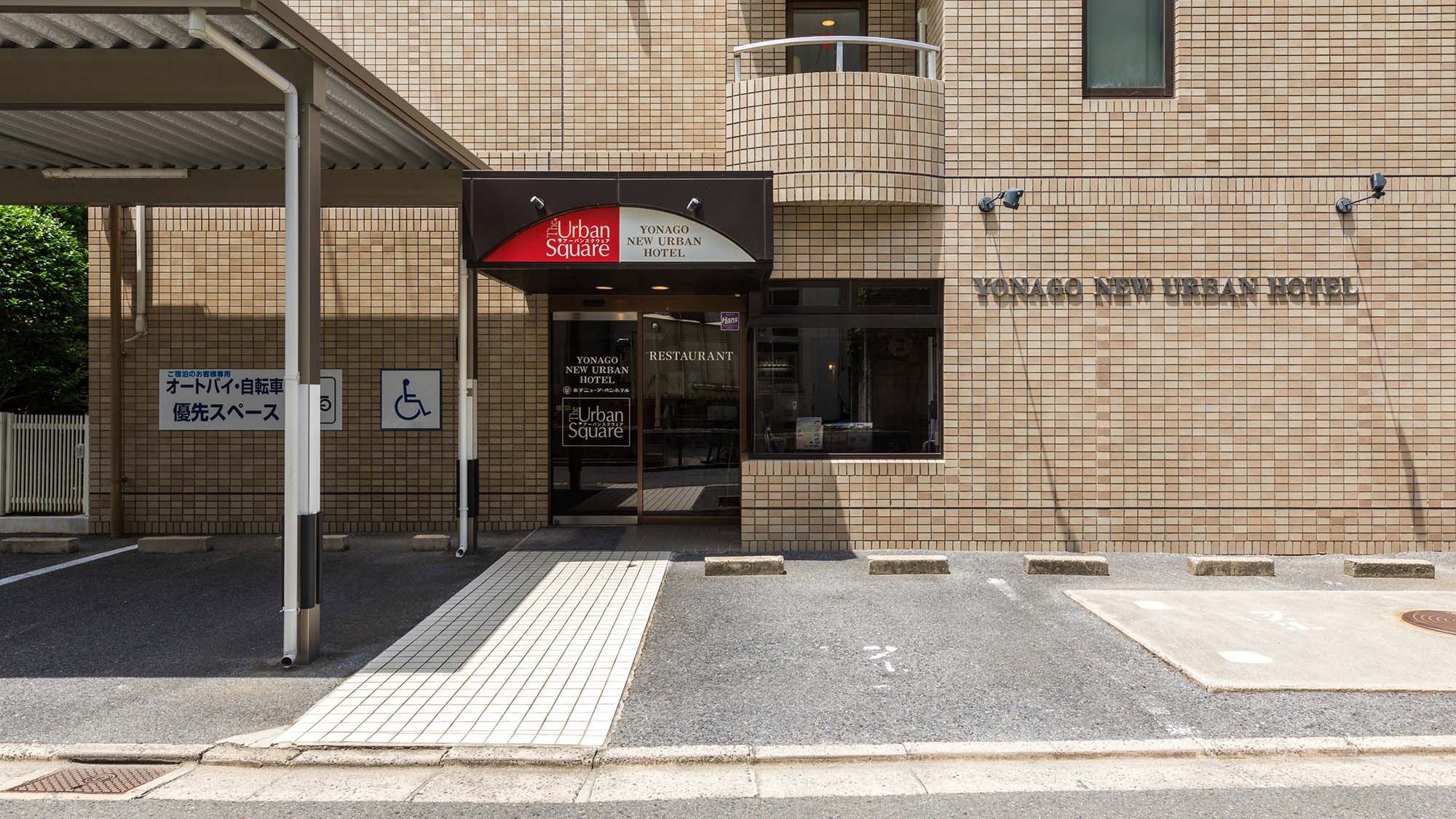 ・【玄関】入口横に屋根付き駐輪スペースがございます※駐車位置は到着順となります。