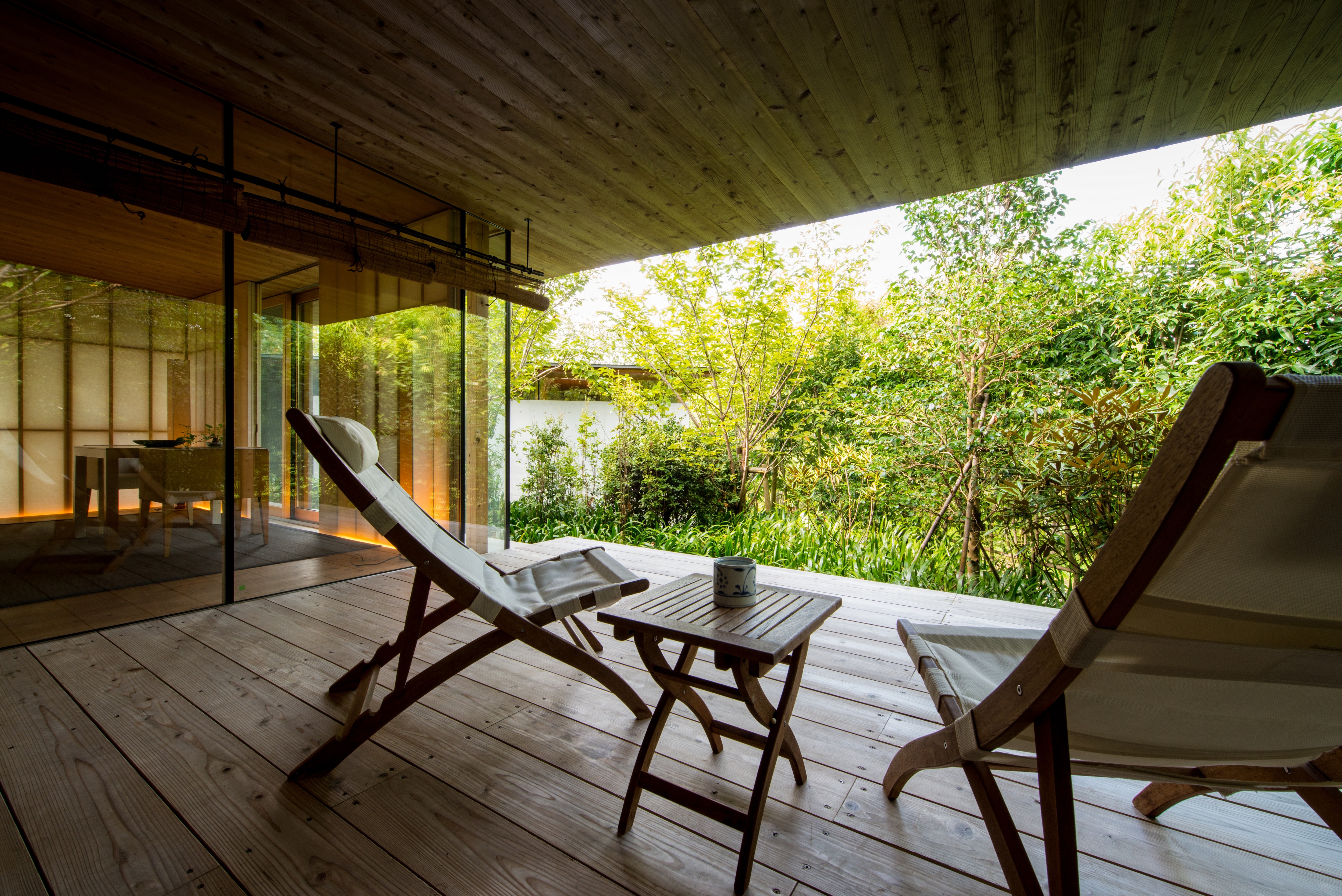 A terrace surrounded by the beautiful colors of the four seasons