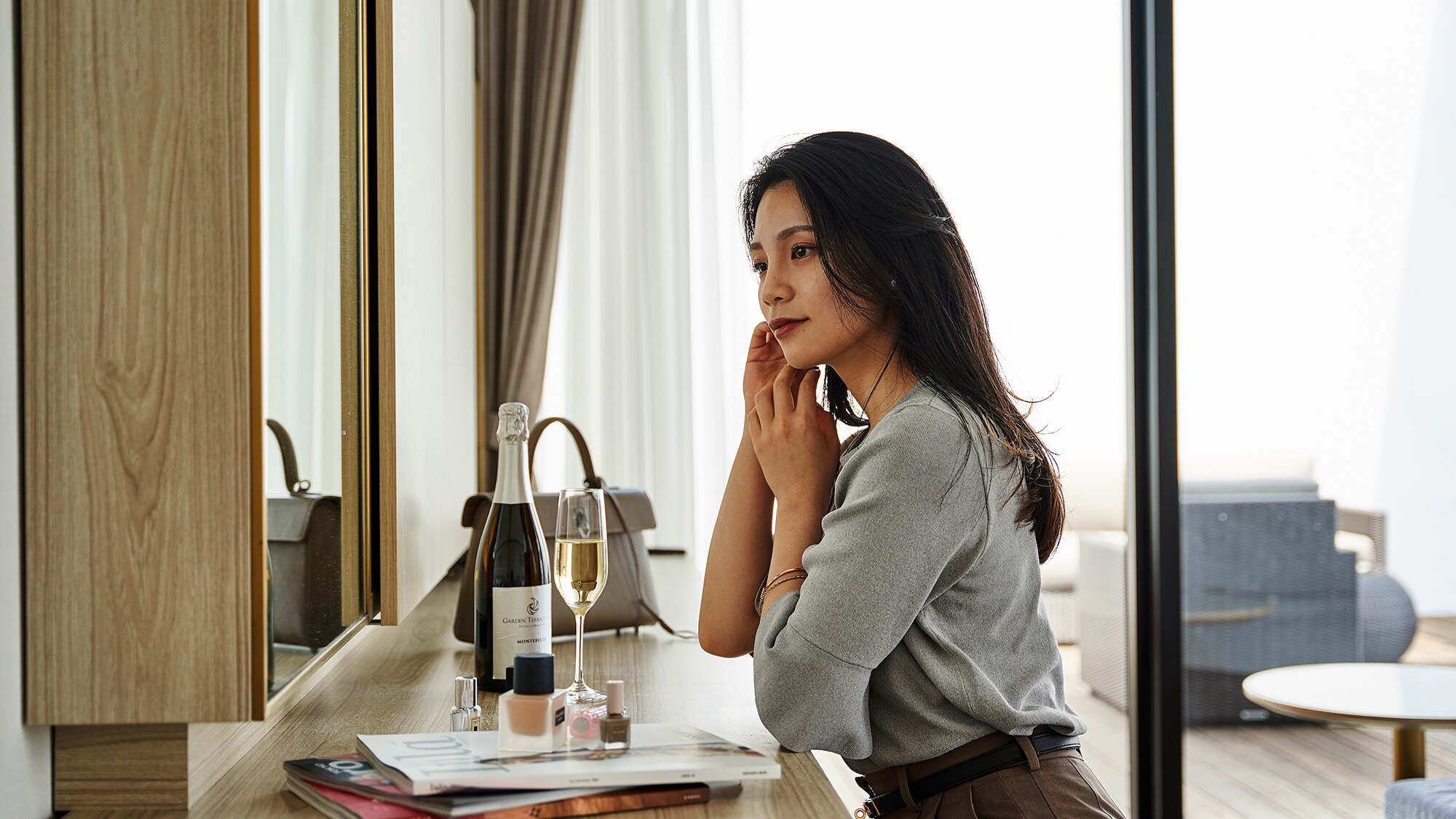 เพลิดเพลินไปกับความผ่อนคลายขั้นสูงสุดในห้องแสนสบายที่แสงธรรมชาติส่องเข้ามาทางหน้าต่างและบรรยากาศภายในที่สงบเชิญชวนให้คุณเข้ามา