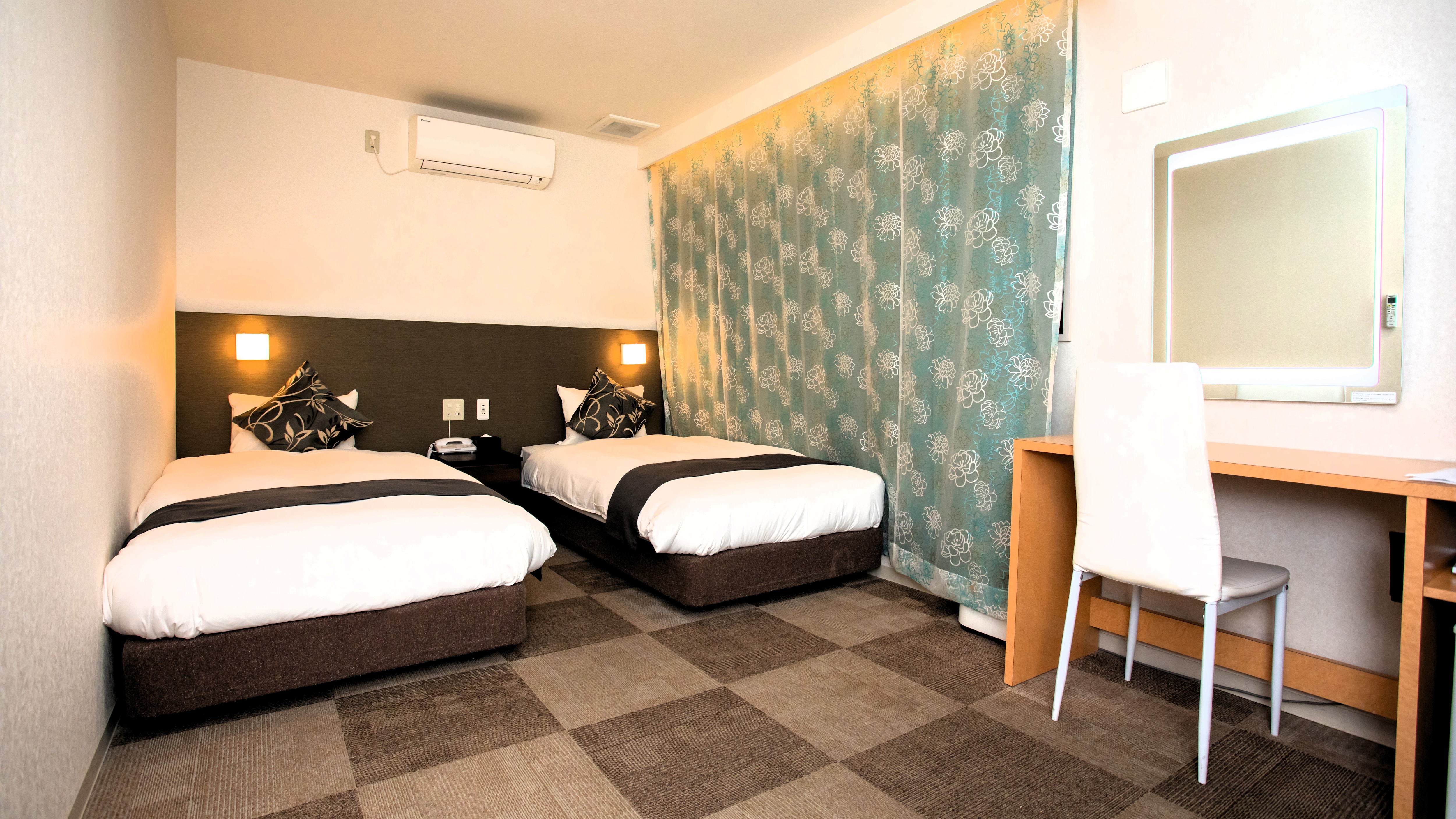 *Twin: Recommended for couples traveling together! Promise a comfortable hotel stay. <Guest room image>