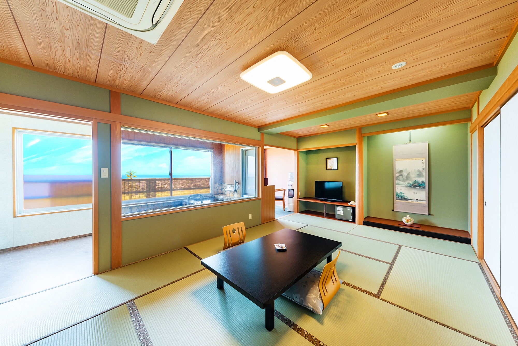 Limited to the sea side! Japanese-style room with semi-open-air bath (non-smoking)