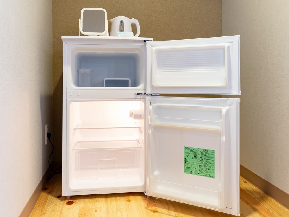 小屋房間和 B、C、D 棟客房內設有冰箱。