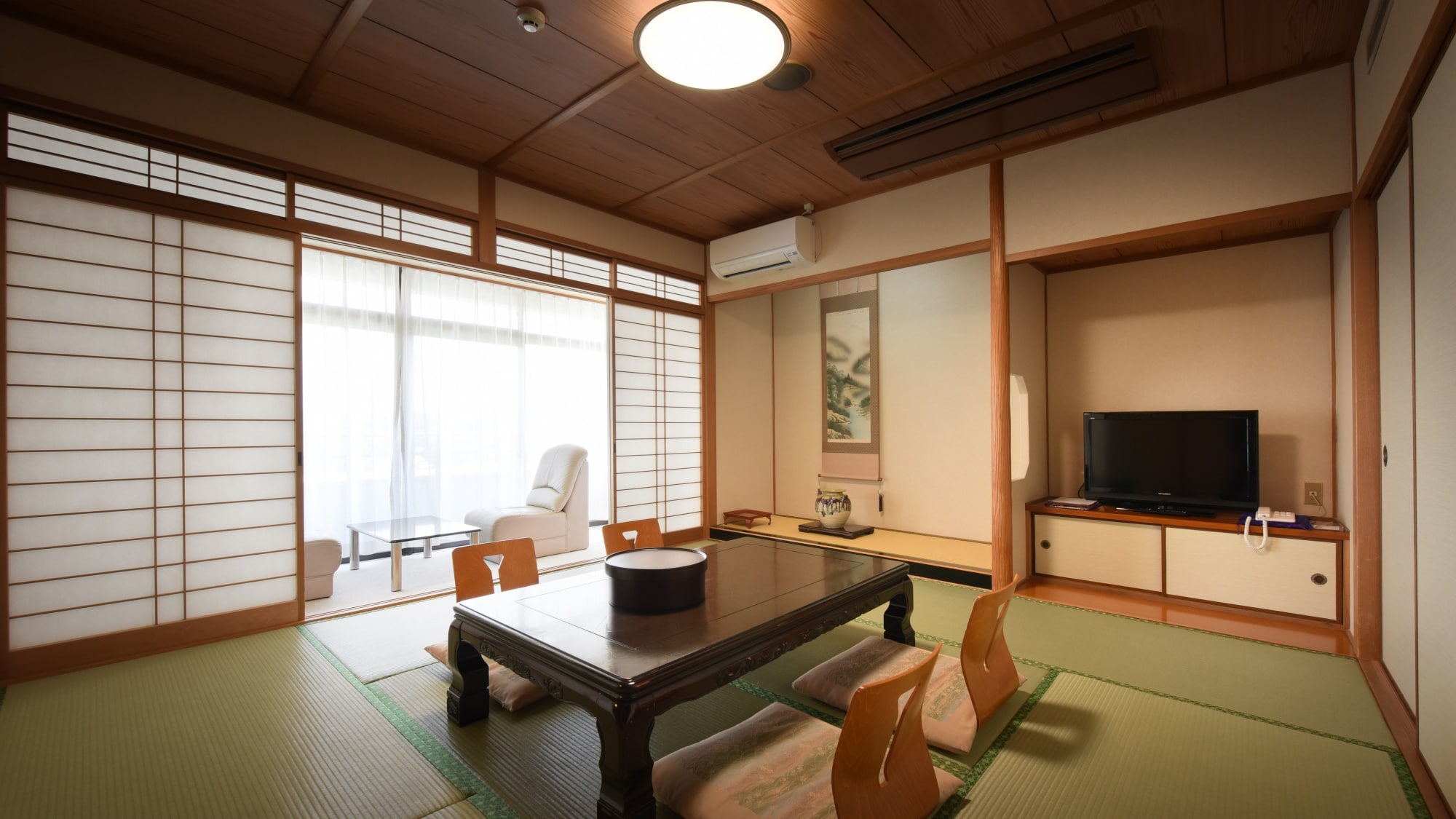 [Two-room Japanese-style room / example] You can spend a relaxing time in a spacious space.