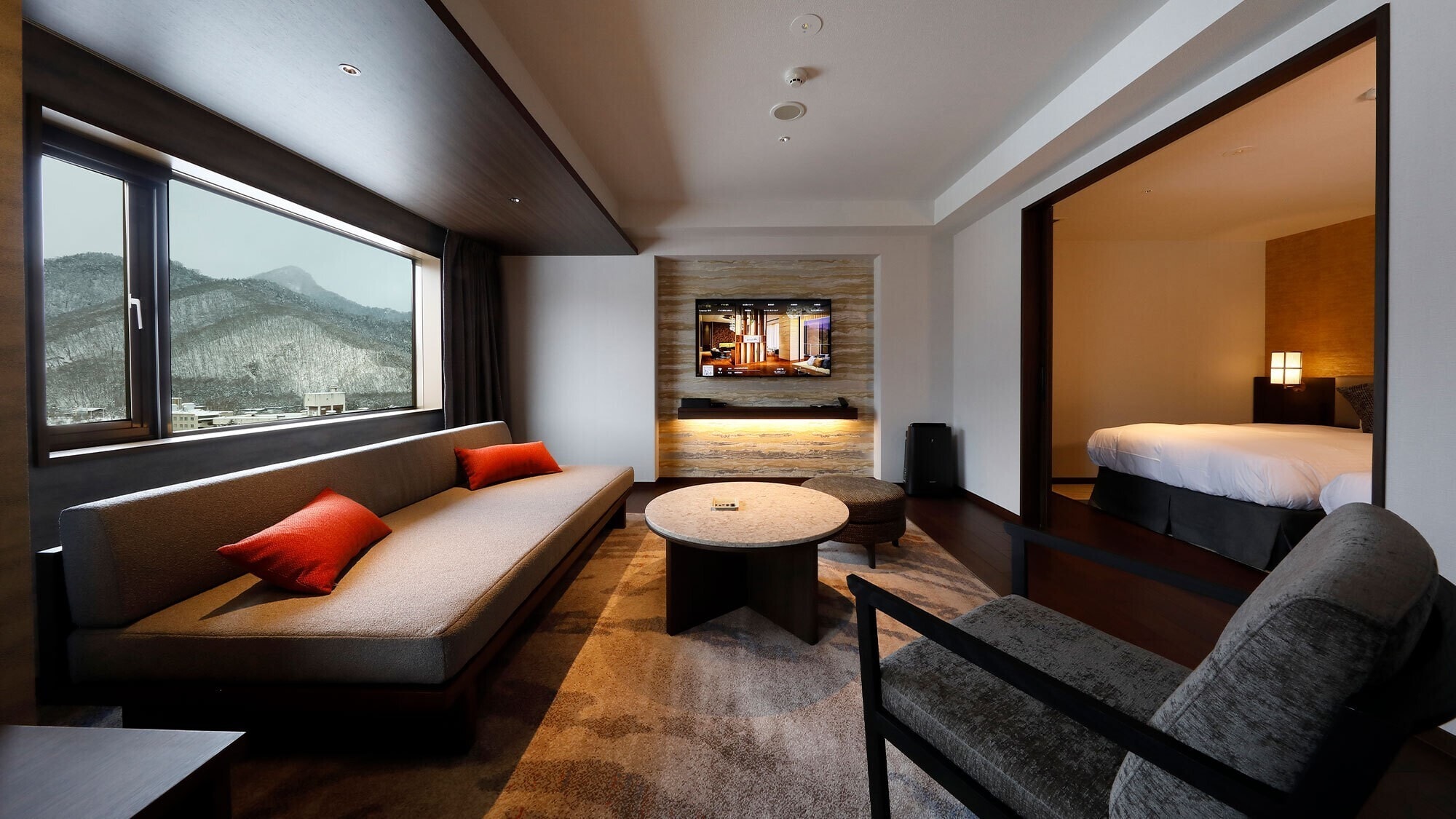 [Xem phòng tắm] Phòng Premier Suite (60 mét vuông) Tận hưởng tầm nhìn ngoạn mục ra Jozankei chỉ từ tầng cao nhất.
