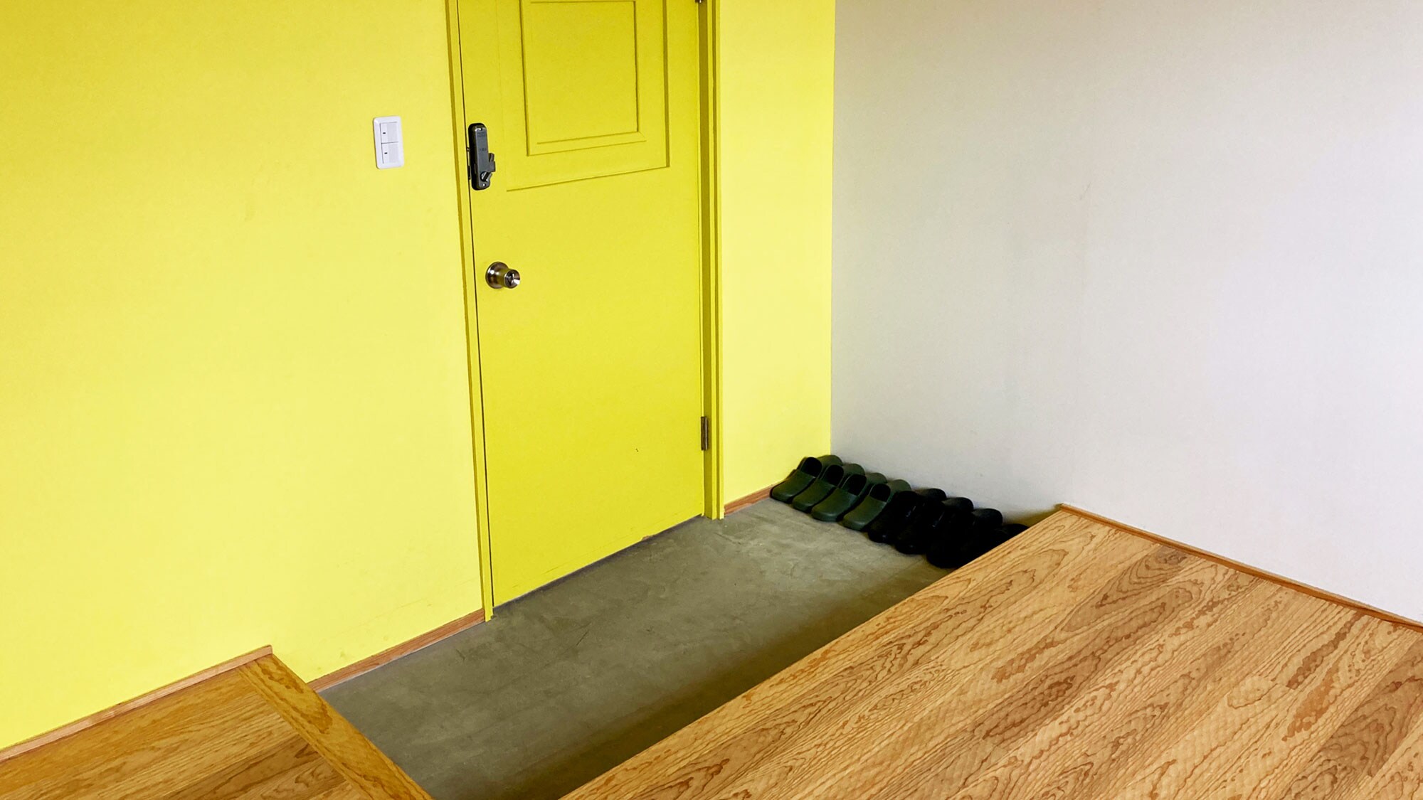 [Family room "house"] A number lock is available. The floor is made of cedar "naguri flooring".