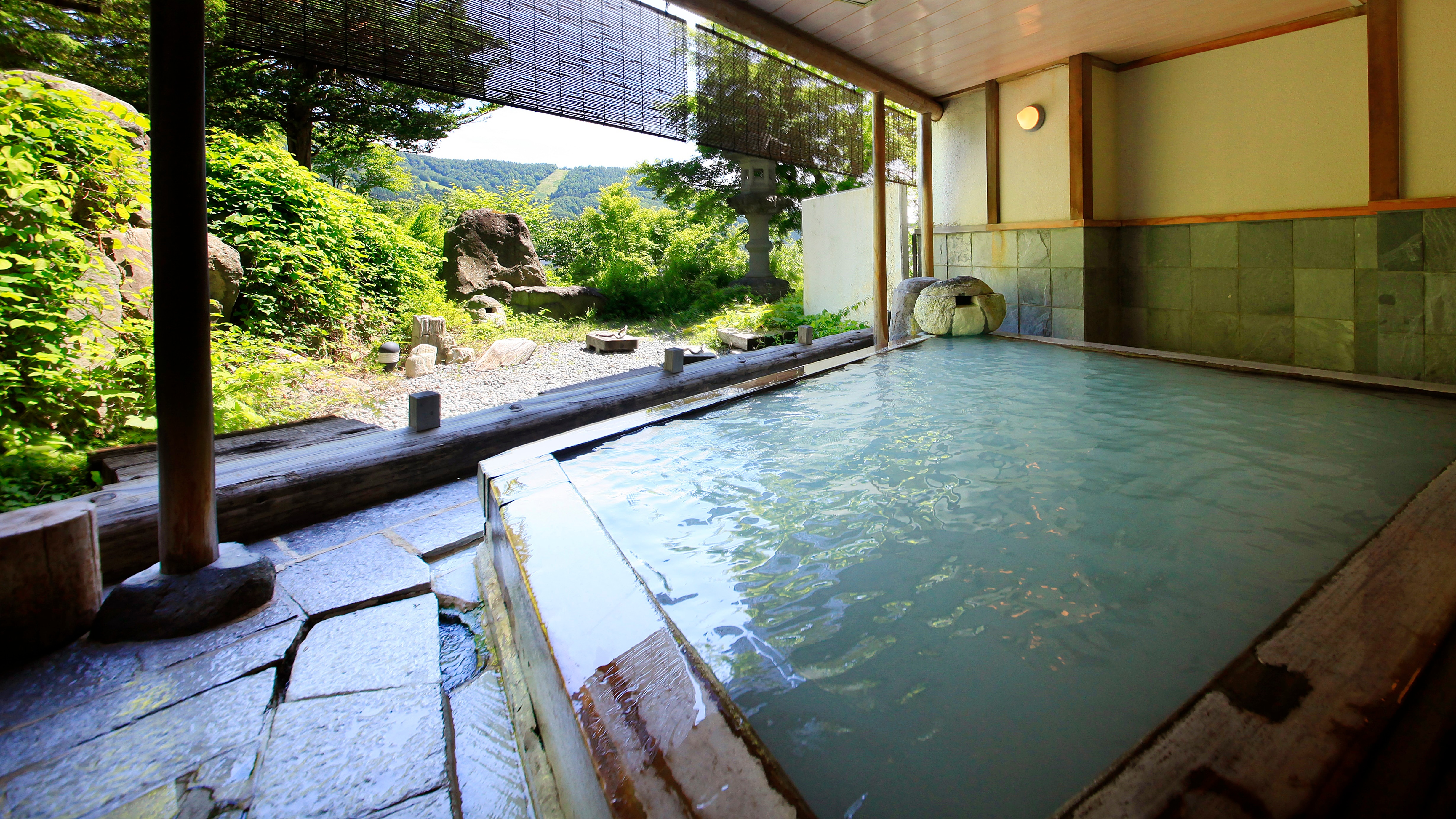 You can see the panoramic view of the garden open-air bath (women's bath) slope * Image