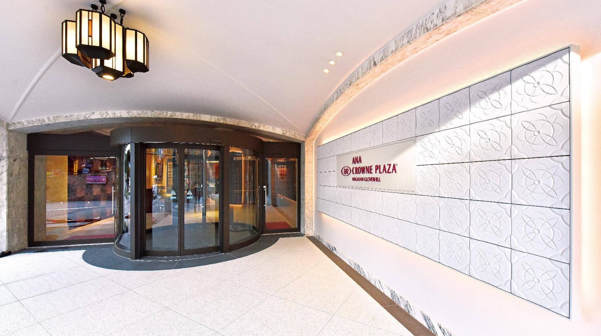 Hotel front entrance image 2