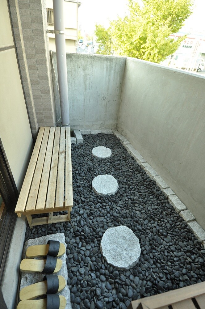 A Japanese-style private twin room. Smoking is permitted on the small veranda.