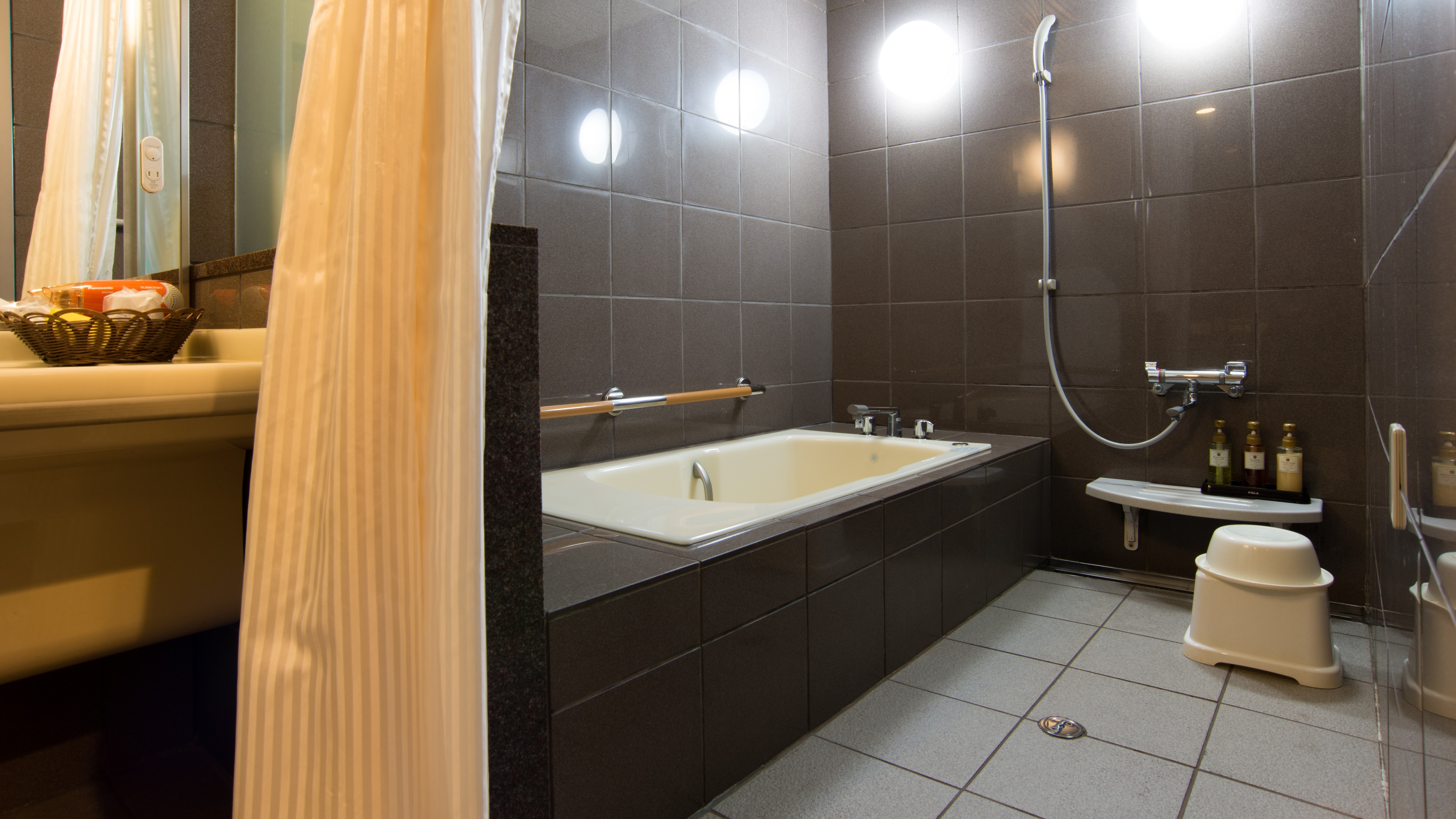 Twin room (bathroom)
