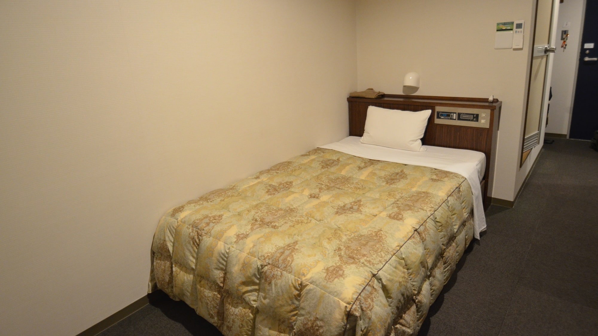* [Single room example] A spacious room of 16.5 square meters.