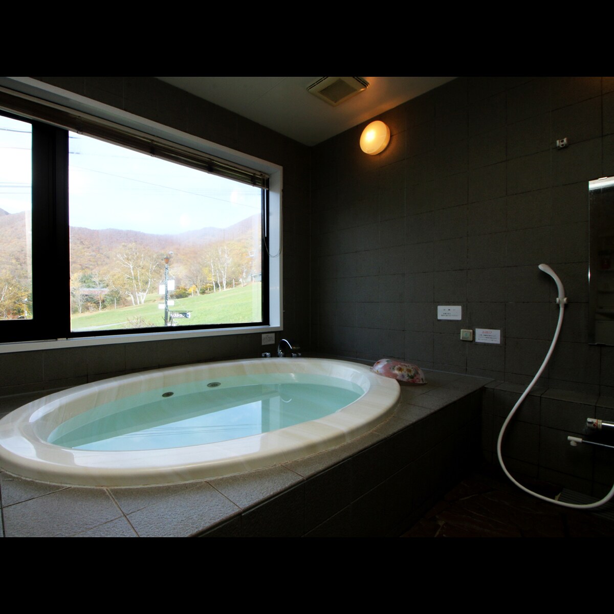 Private panoramic bath You can enjoy the view of Uenodai ski slope and Tatsuyama as the seasons change!