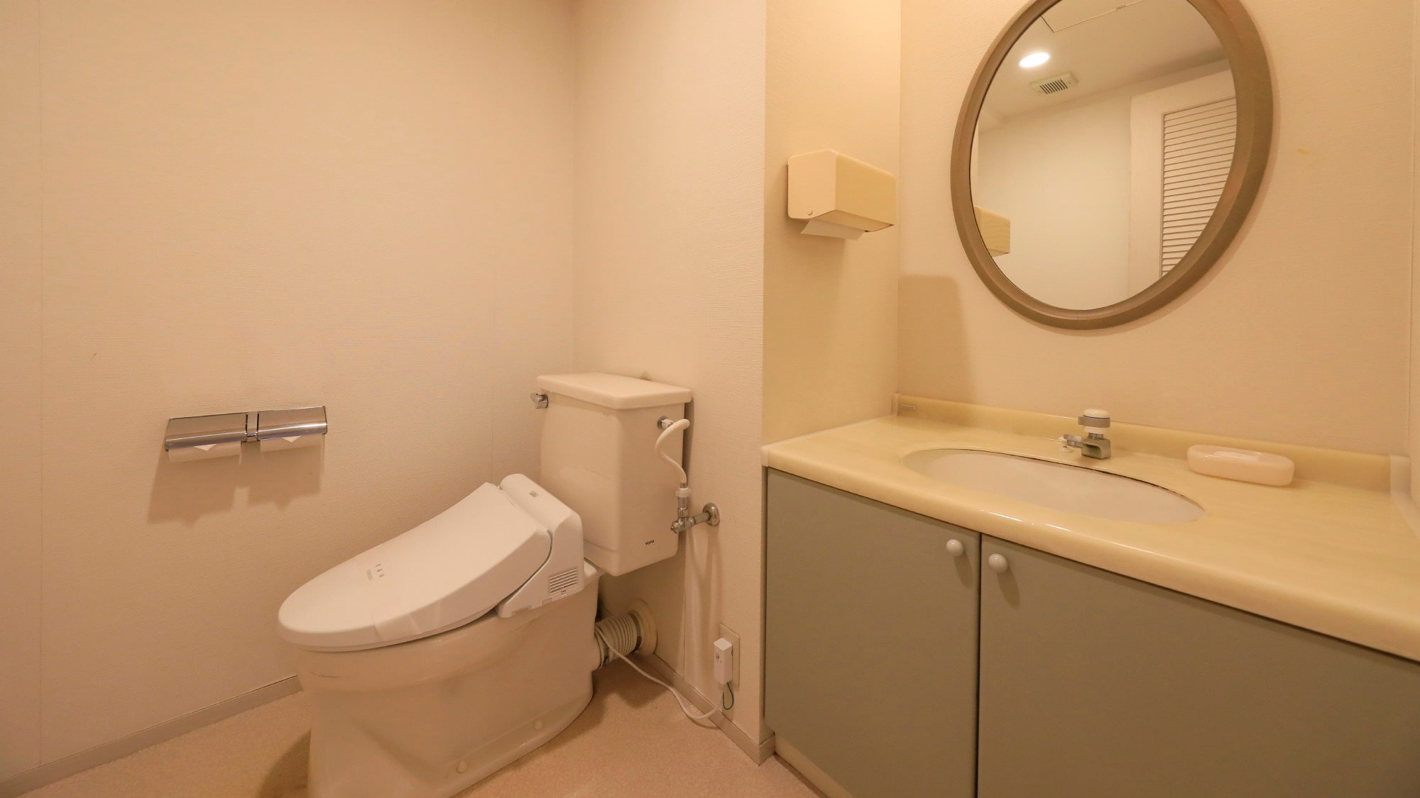 The bathroom and toilet are separate so you can relax comfortably. *Example