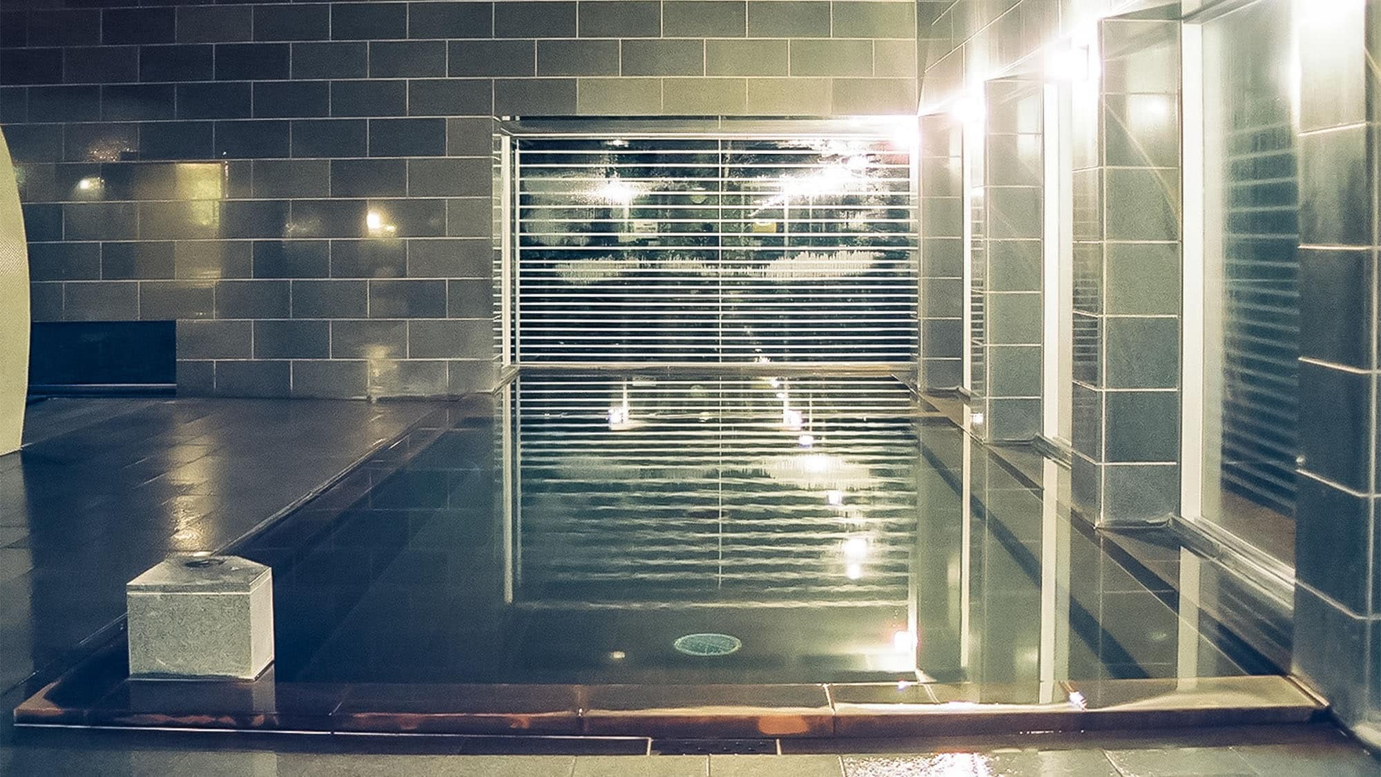 ・＜Indoor bath＞The baths at this facility use only hot spring water.