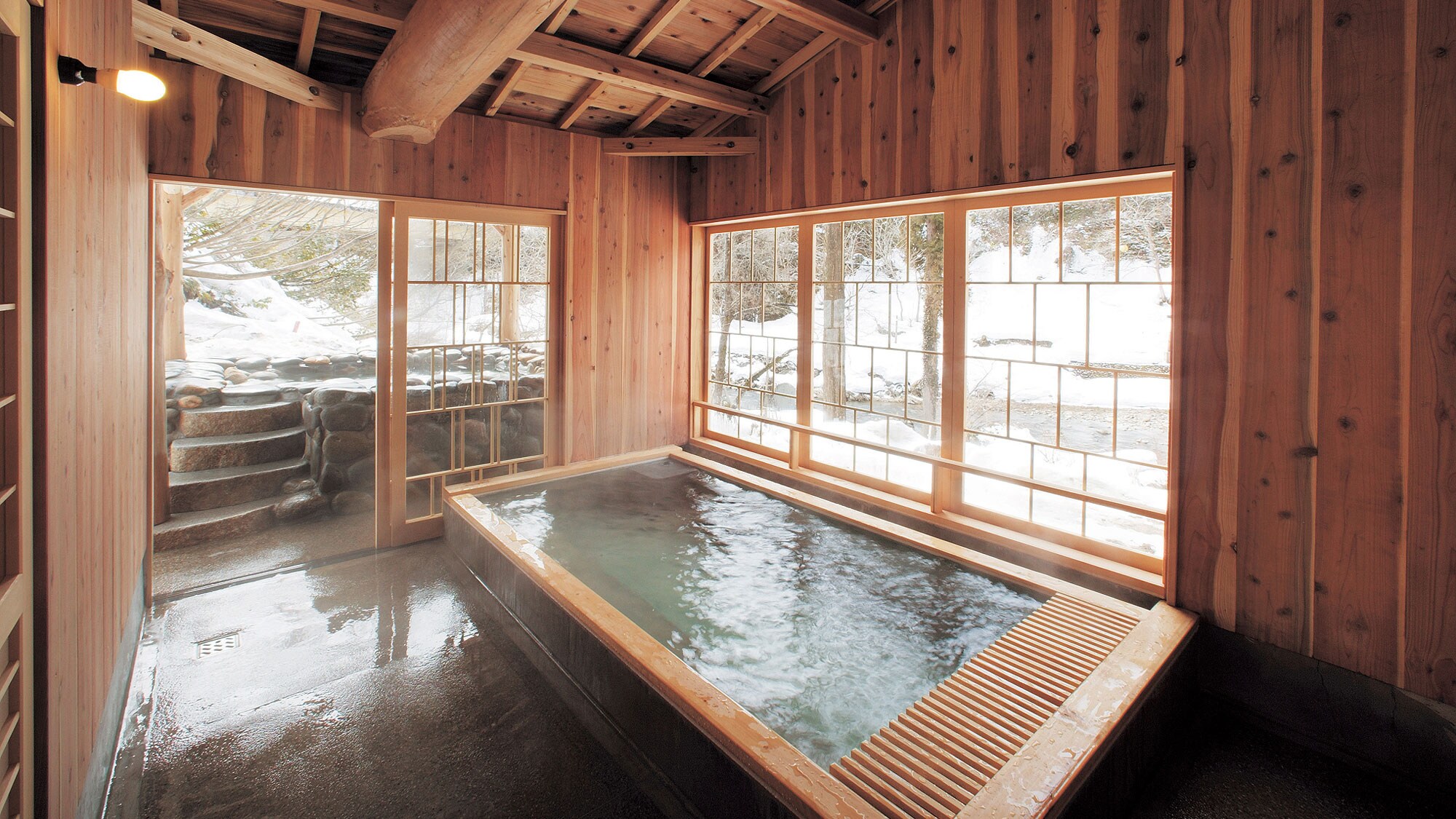 [Yama no Yu Ishiyu Uchiyu] A hot spring with a soft touch like a lotion. Guests staying at the hotel can use the private bath for free.