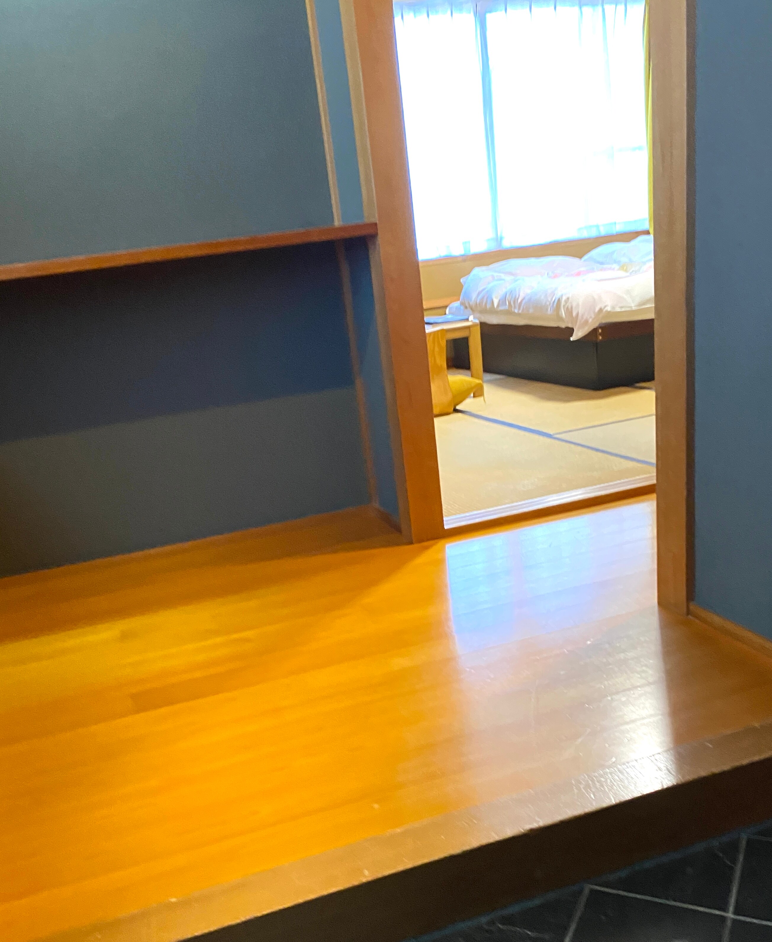 ห้องพักเปิดโล่งและทางเข้าชิการากิ