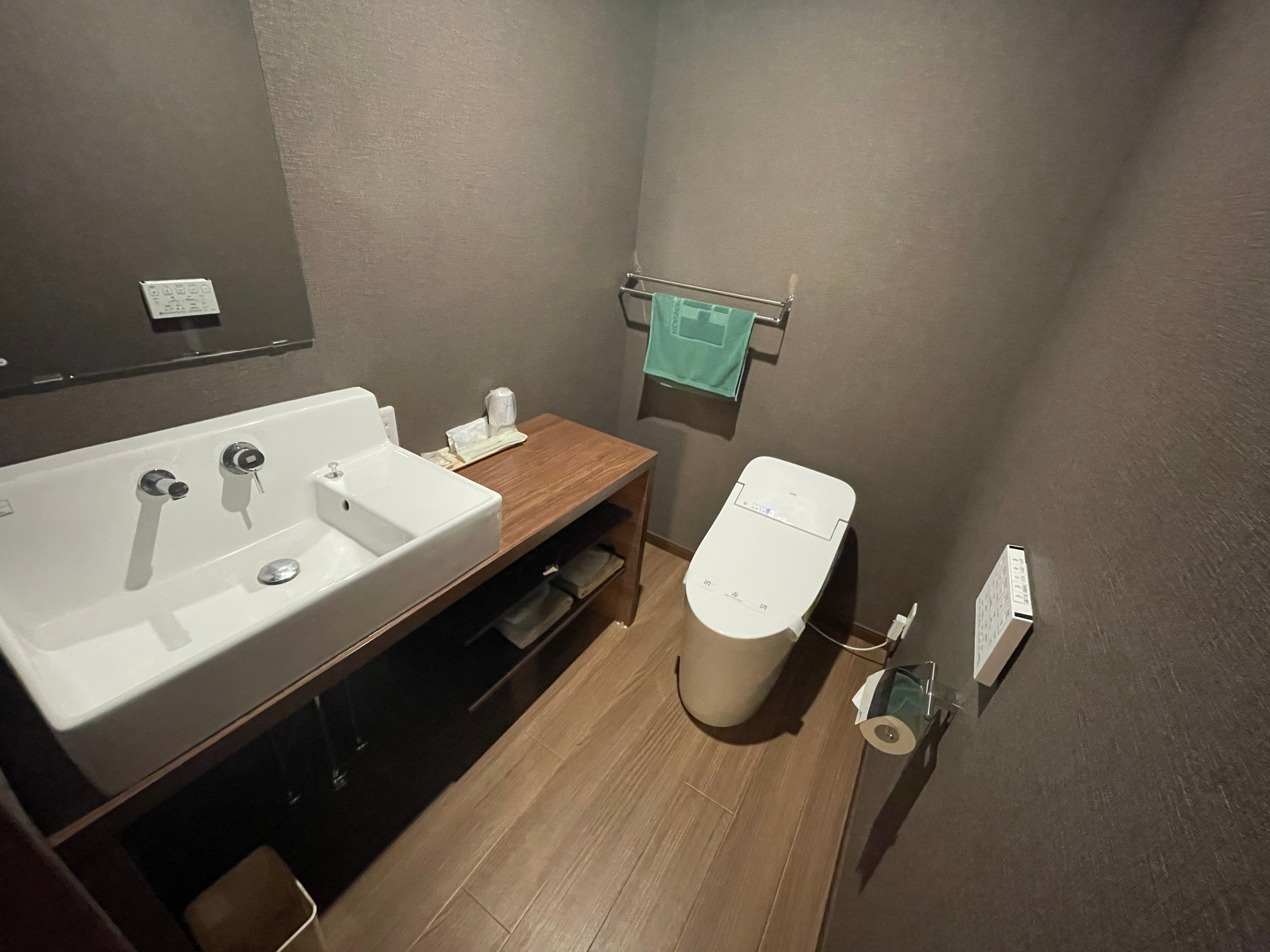 201.208 Wastafel dan toilet