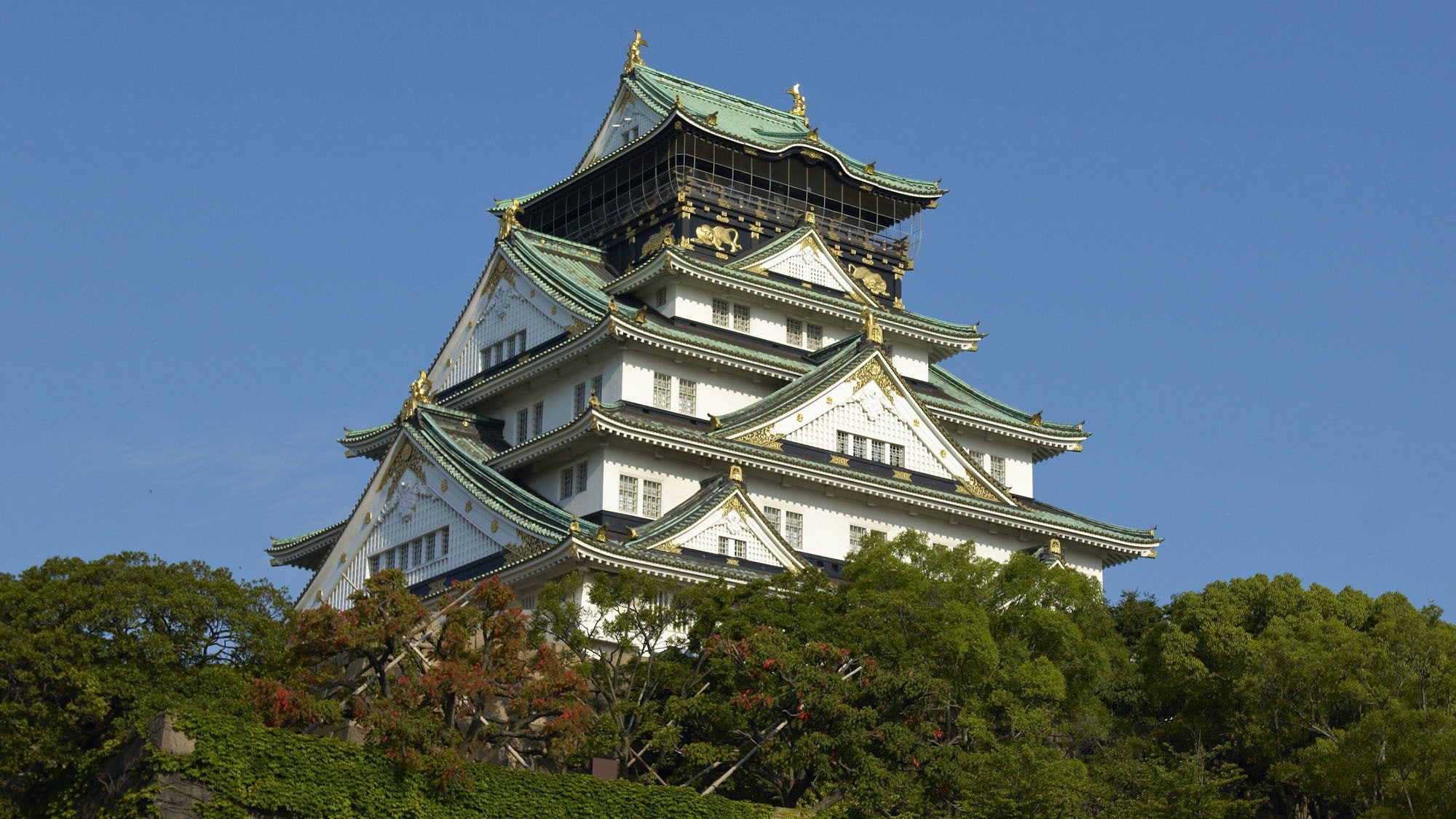 [Osaka Castle Park] <Approximately 16 minutes by train> A city park located in the center of Osaka, with the historical castle tower at its core.
