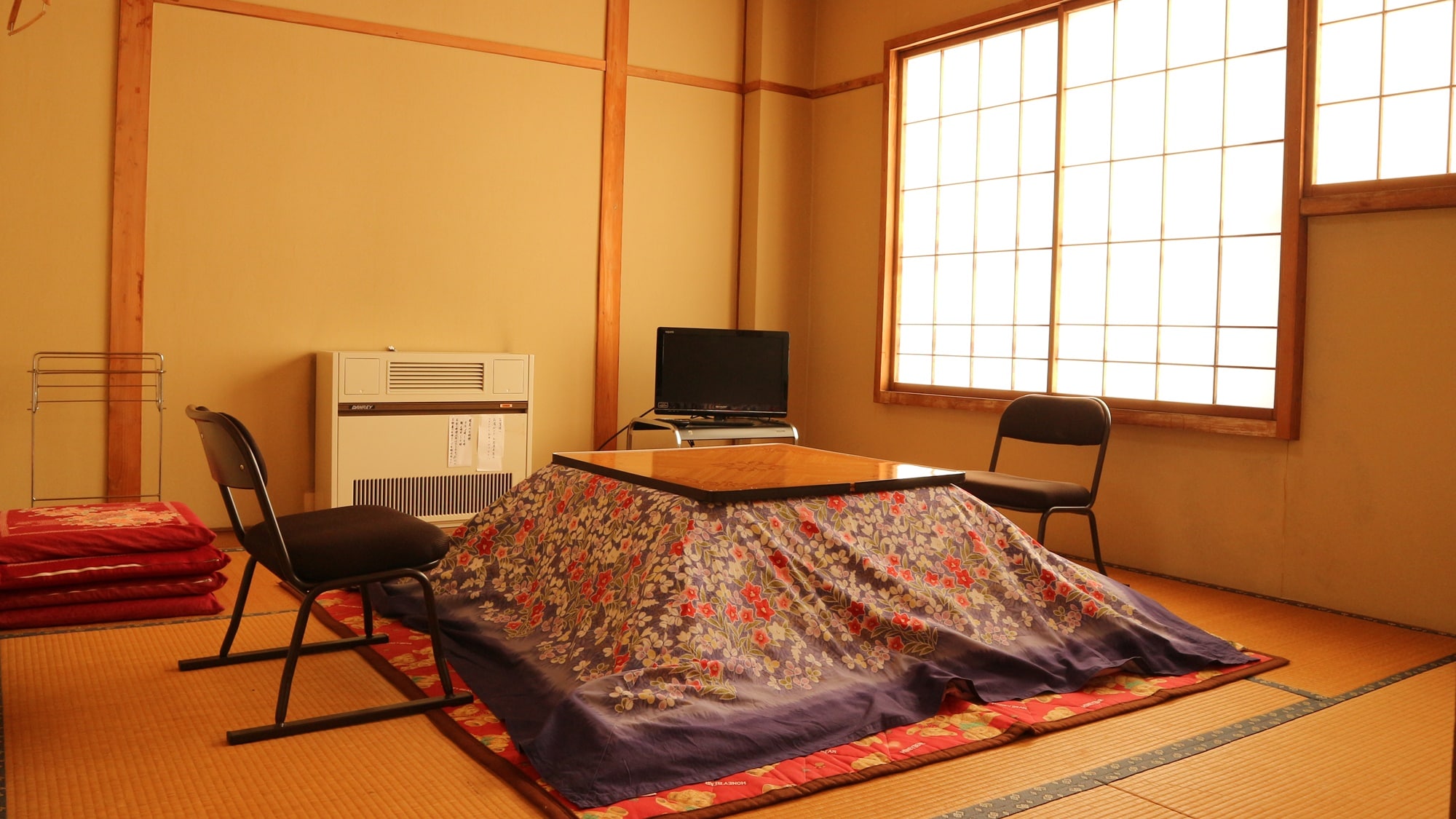 *Example of a Japanese-style room/In winter, you can relax in the kotatsu.