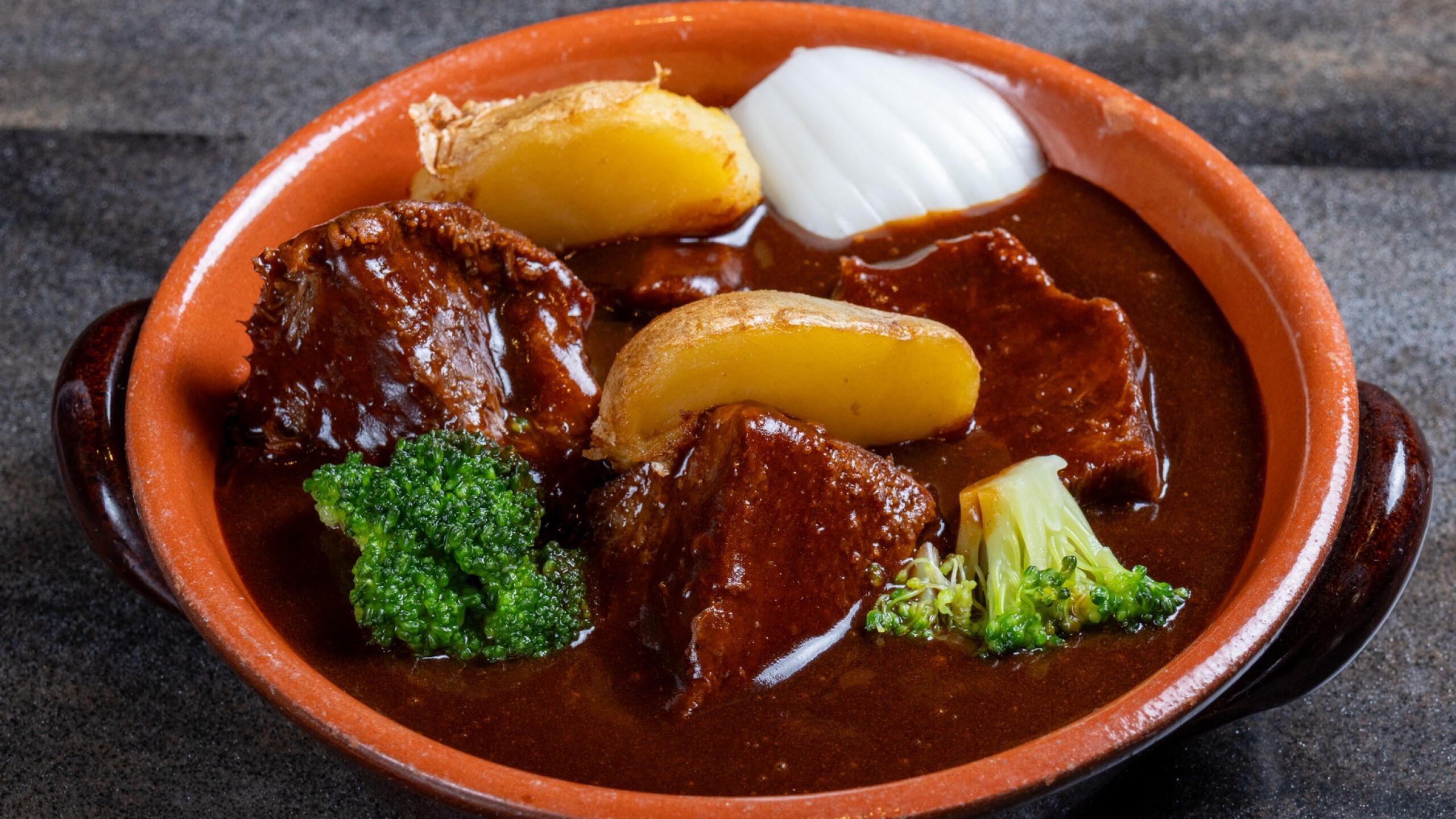 The tender tongue is delicious! A carefully simmered beef stew