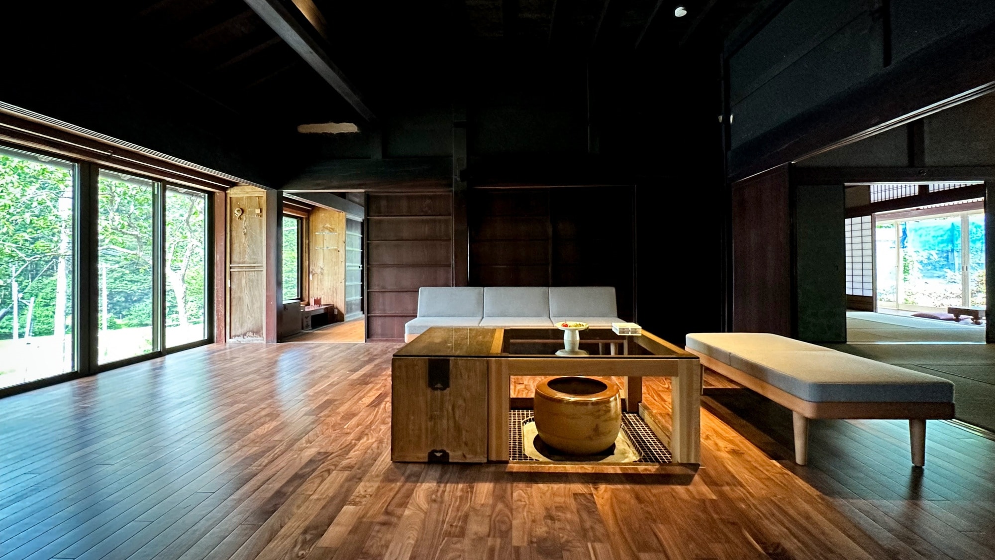 [Water Sound] Living room. Please relax and enjoy the view of Miyama's nature from the large window.