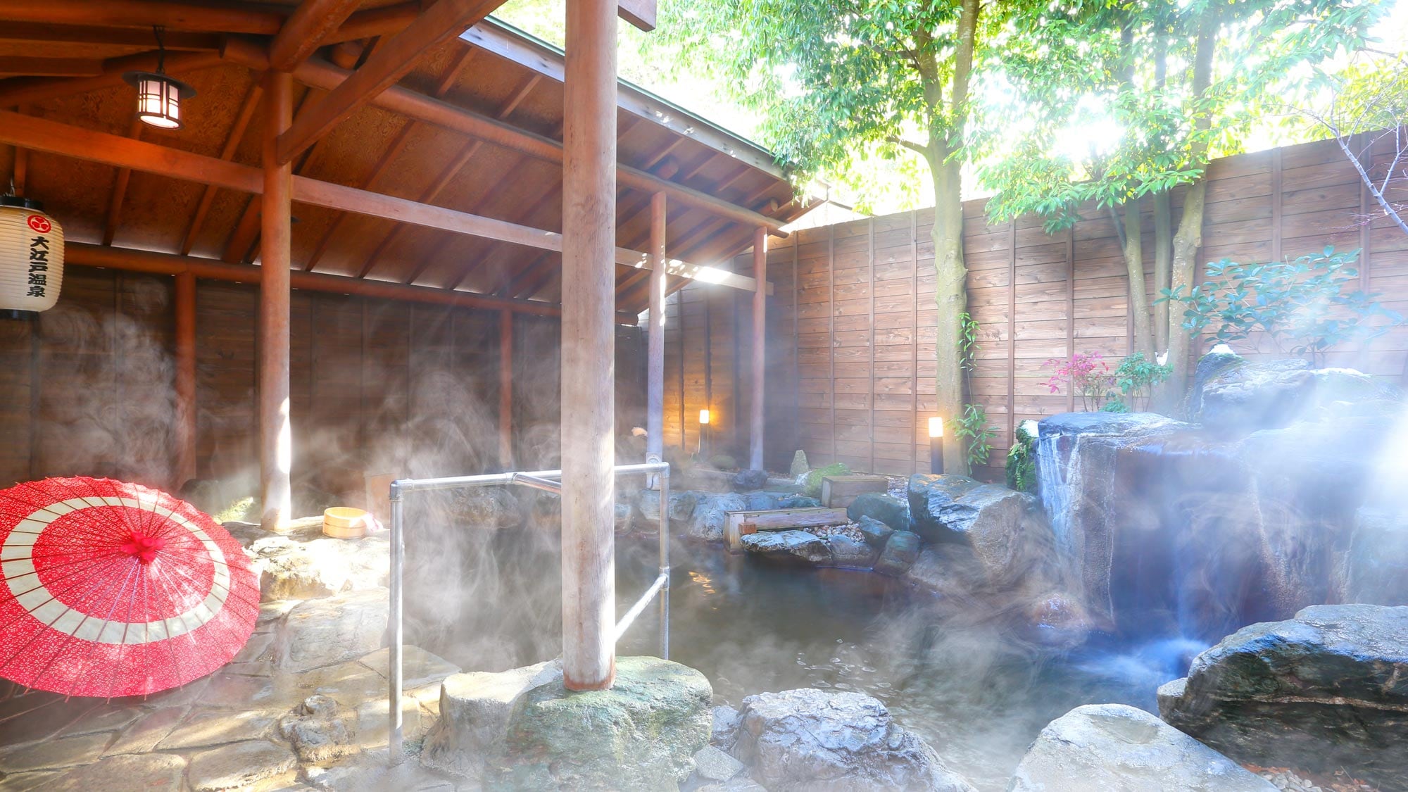 The golden, cloudy water. The clear, colorless, silvery water. Enjoy Ikaho's famous hot springs all at once.