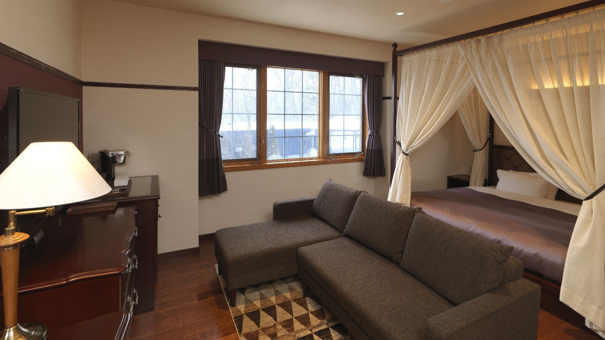 Kamar tidur ganda (musim dingin) / Kamar tidur ganda dengan kanopi. Direkomendasikan untuk pasangan dan pasangan (contoh kamar tamu)