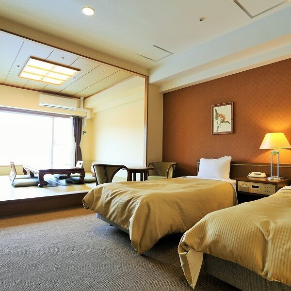 [High floor 10th floor] Ocean view Japanese-Western style room, 2 beds + 8 tatami mats (capacity 5 people)