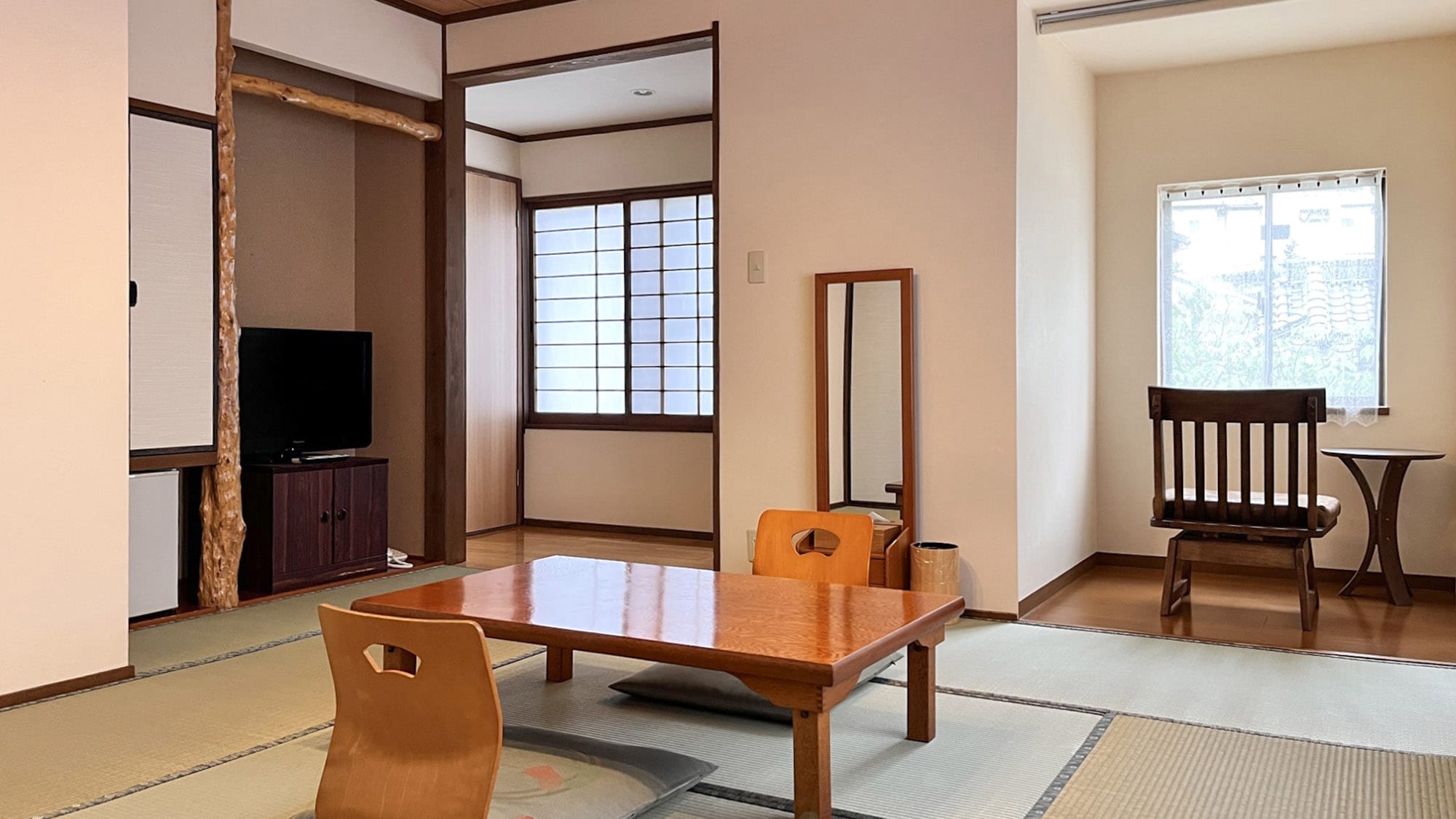 [Japanese-style room, 6 tatami mats, Botan no Ma] A bright corner room. Compact size, suitable for single guests.