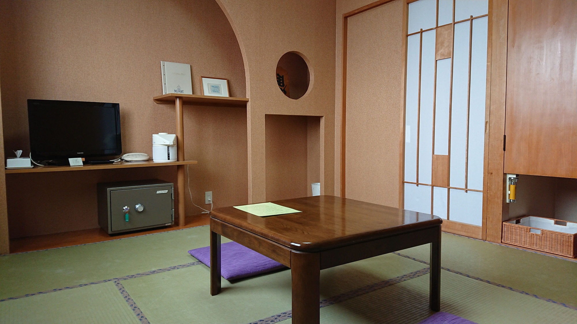 An example of an 8-tatami Japanese-style room. You can feel at ease while staying in this relaxing Japanese-style room.