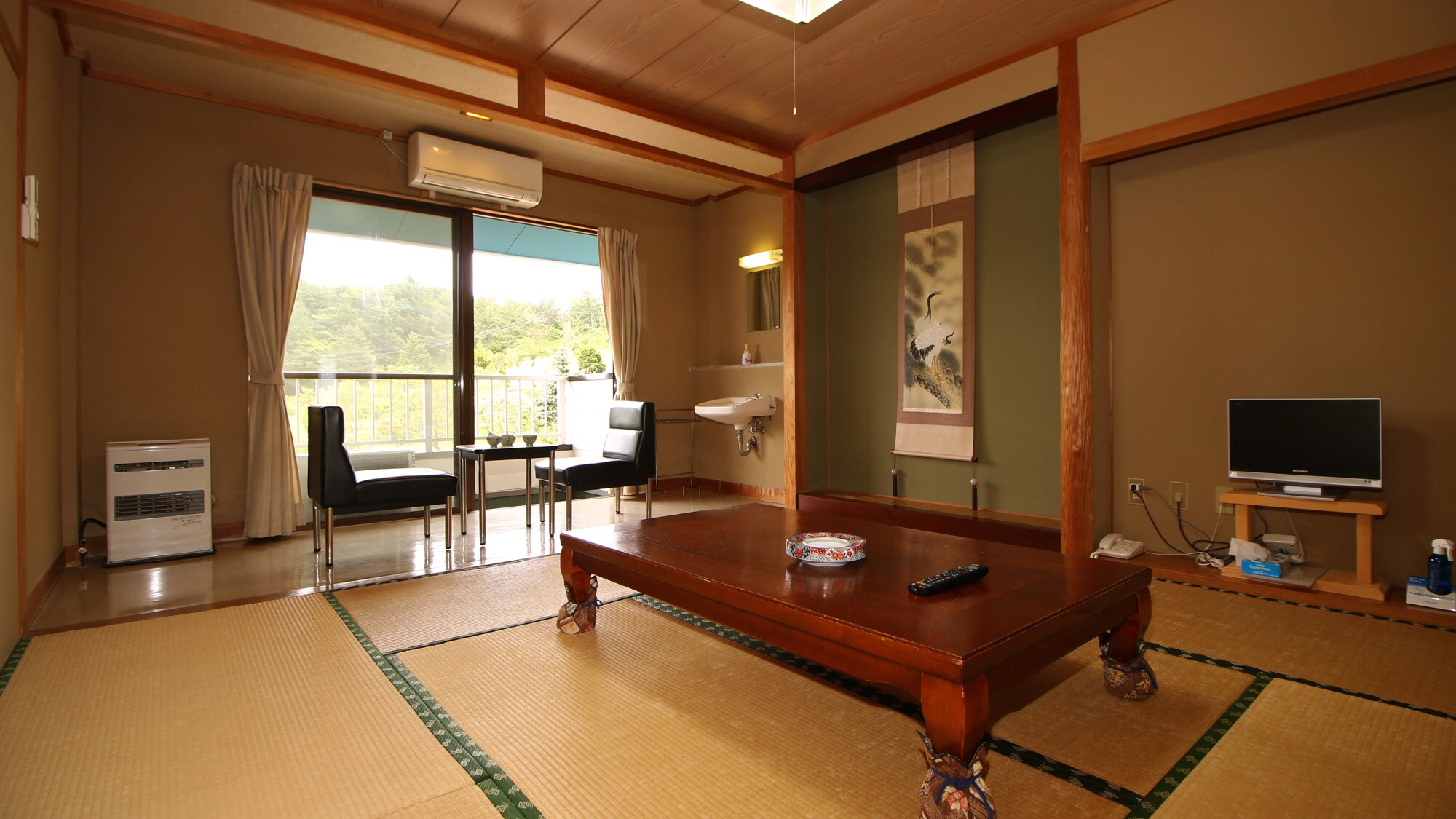 [8 tatami Japanese-style room] Bright and spacious Japanese-style room