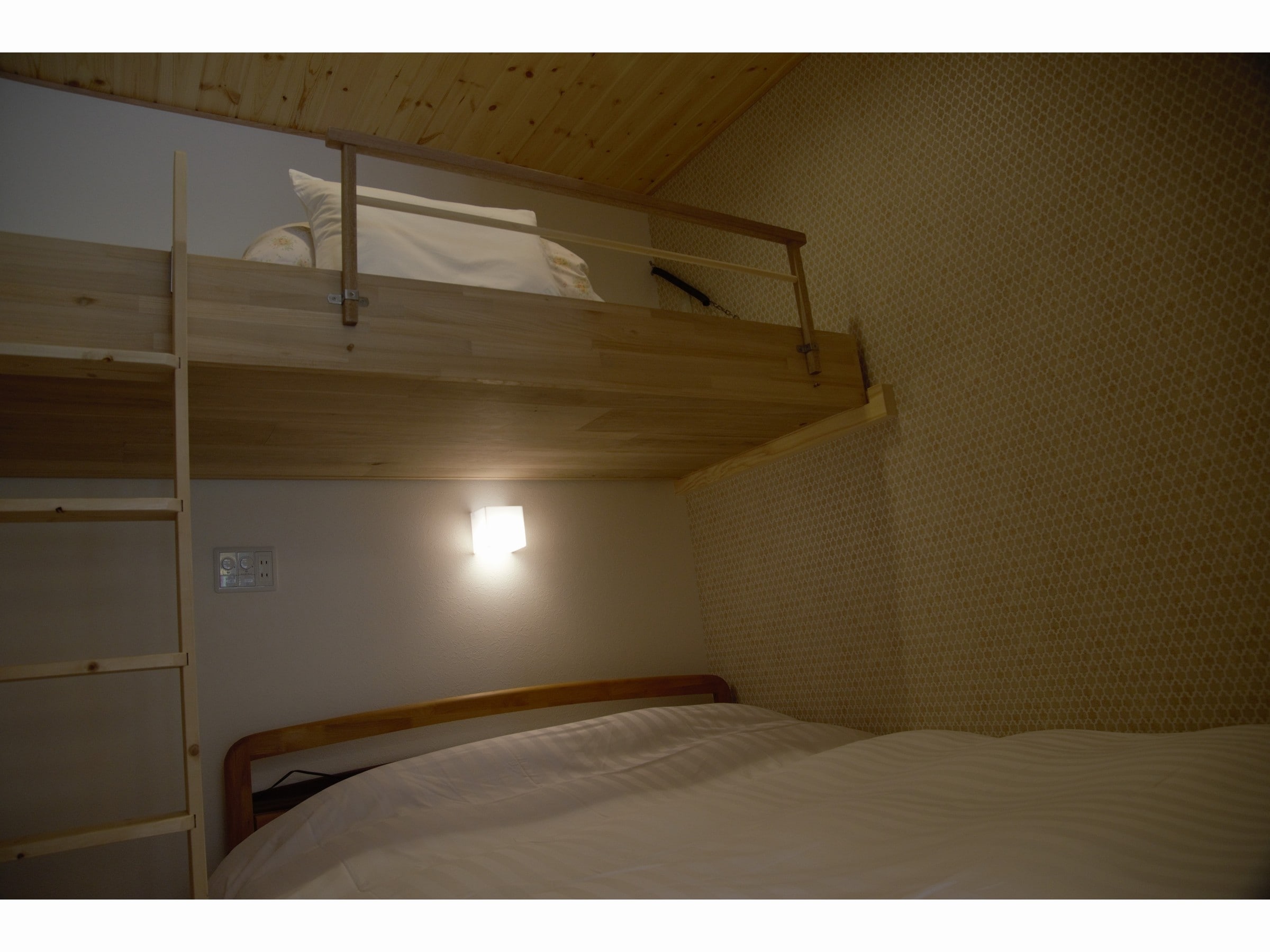 Mountain Home Lodge Bed