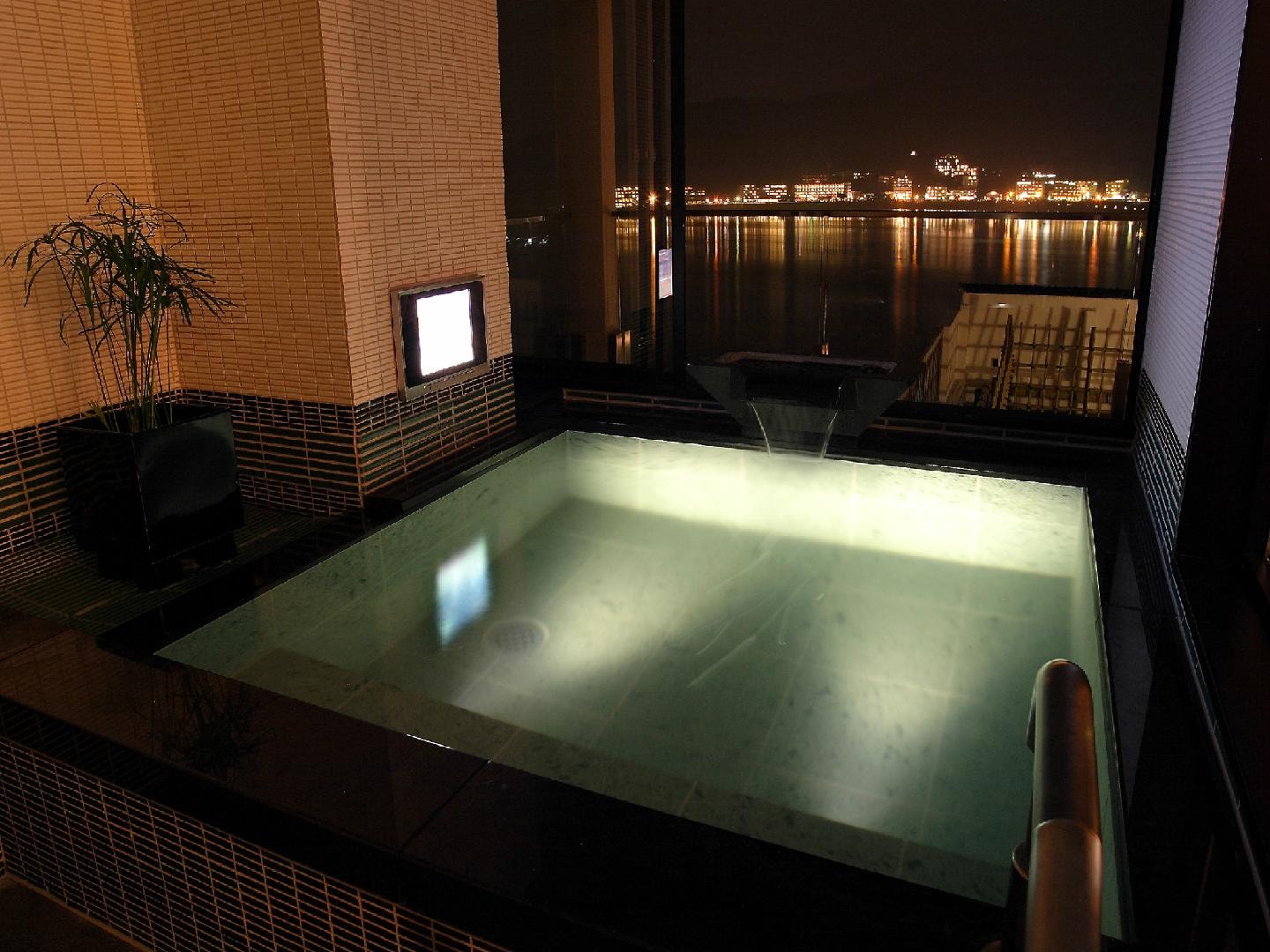【帶溫泉半露天浴池的客房】可眺望河口林湖的日式現代特別客房-