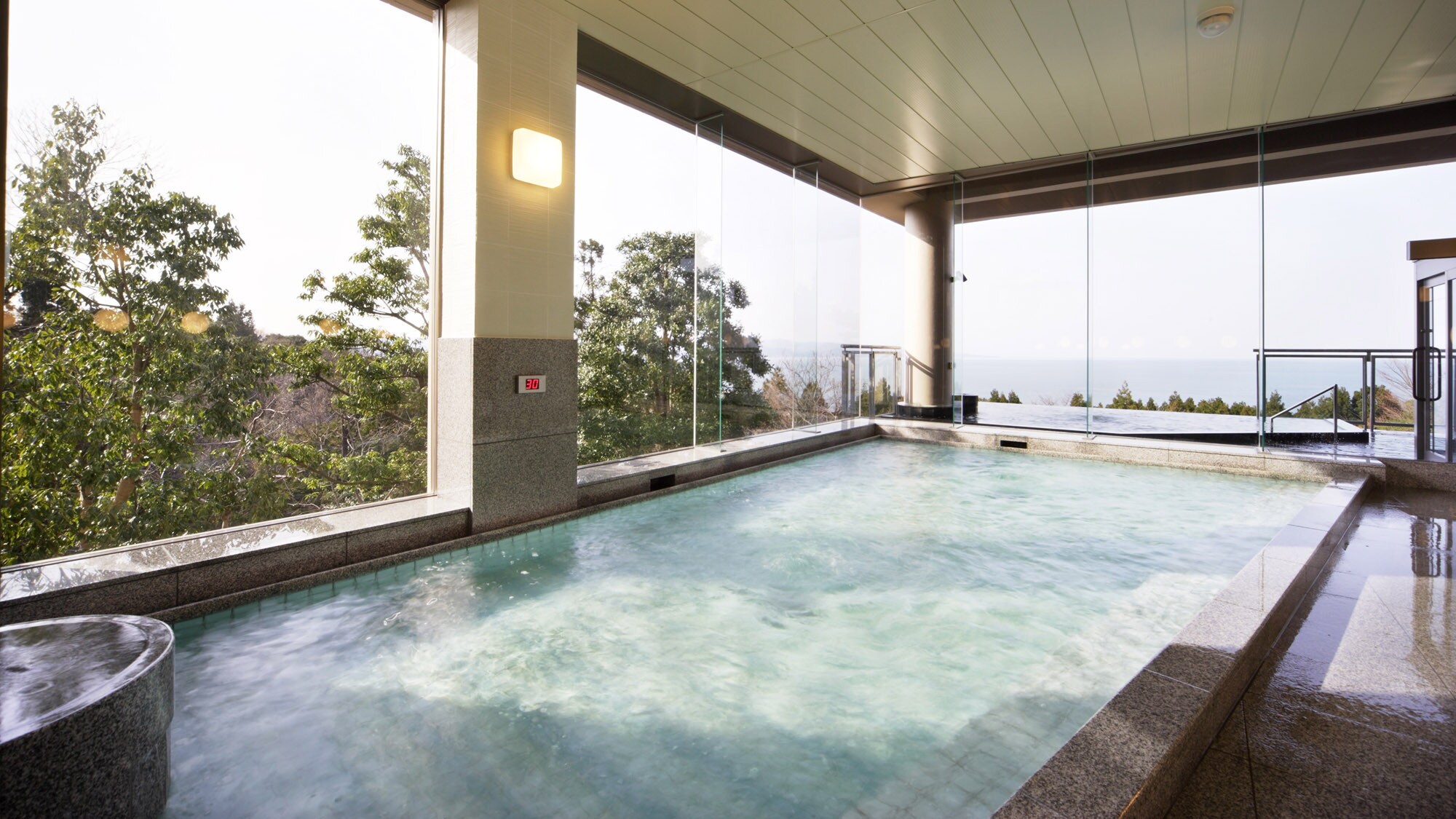 設有露天浴池的大浴場“悠樂”