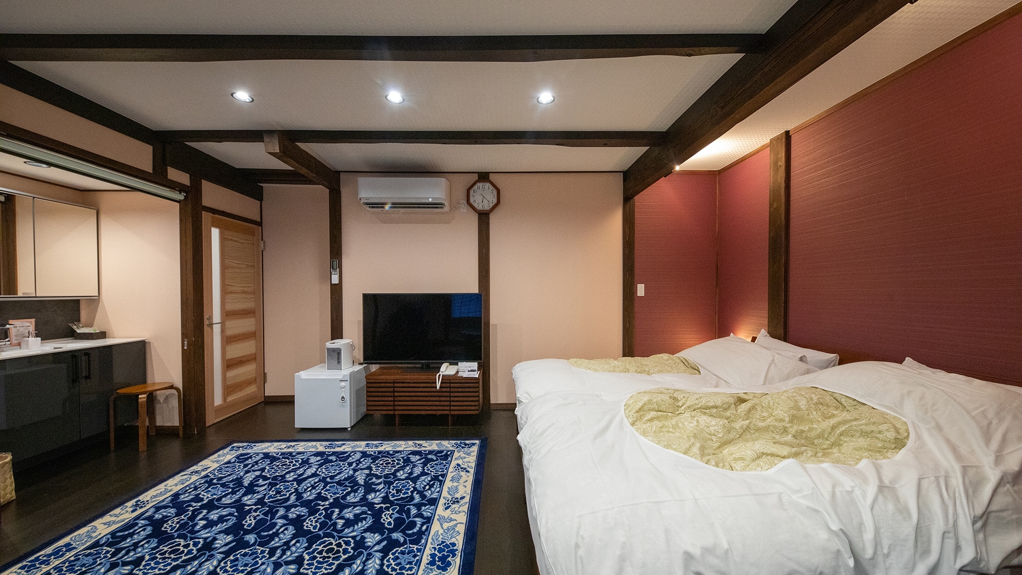 [Sumire] Main building 1st floor_12 tatami Western-style room, a relaxing space with a blue carpet