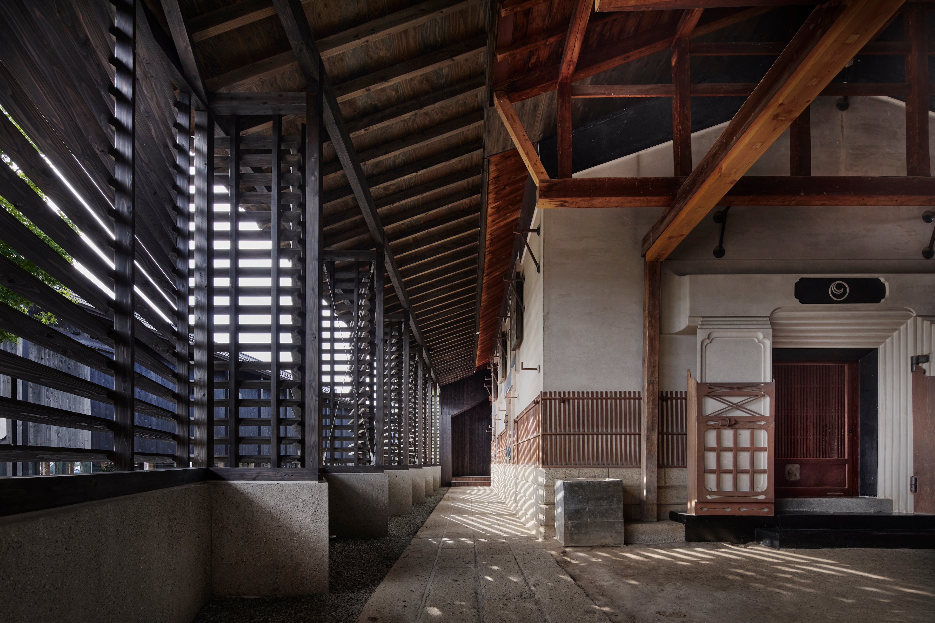 Facade | The existing architectural style is maximized by utilizing the existing sliding doors and steps.