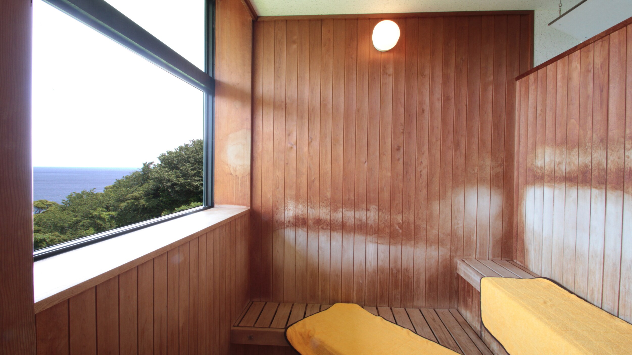 [Separate large bath: sauna image] Both the men's and women's baths have heated saunas.