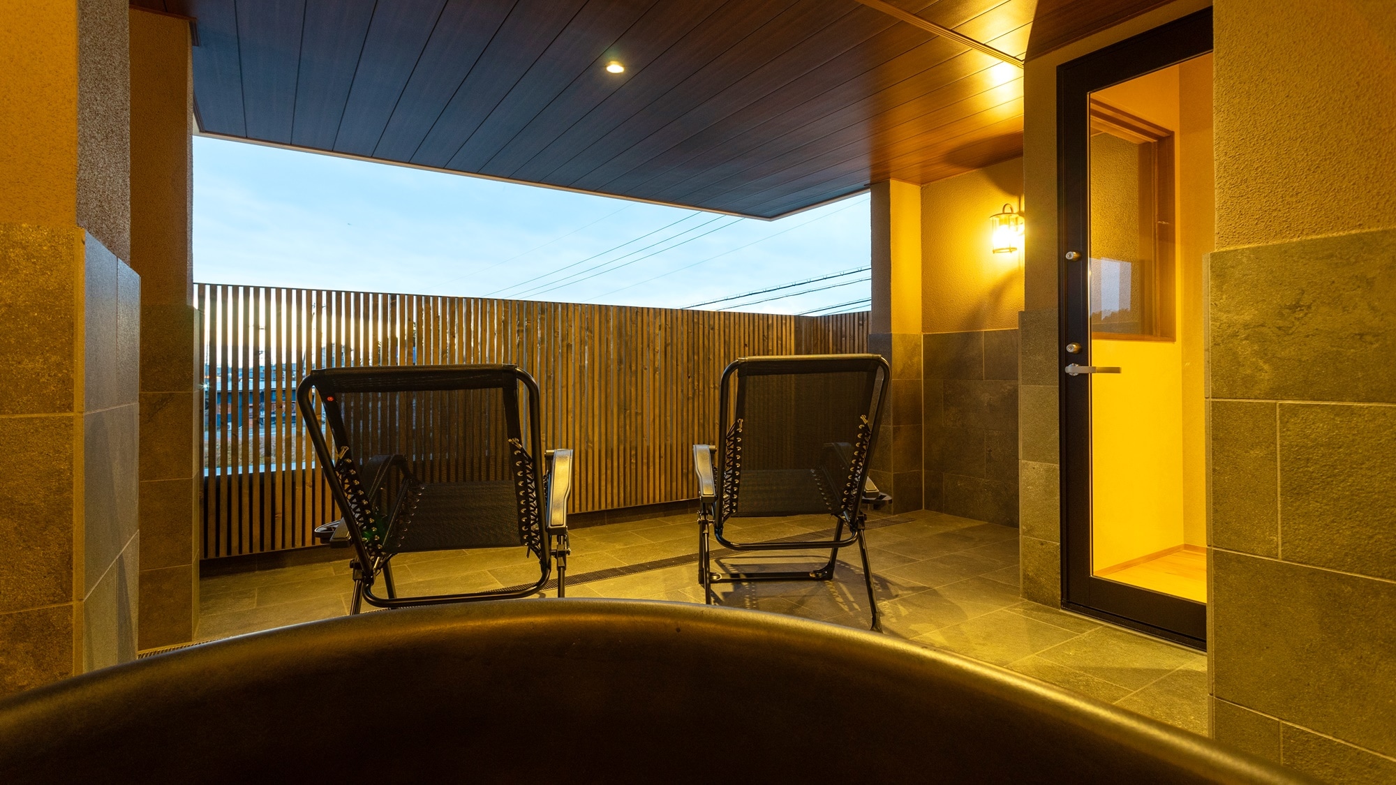 *The open-air bath uses a large Shigaraki-yaki boiler. A family of 3 to 4 can bathe together.