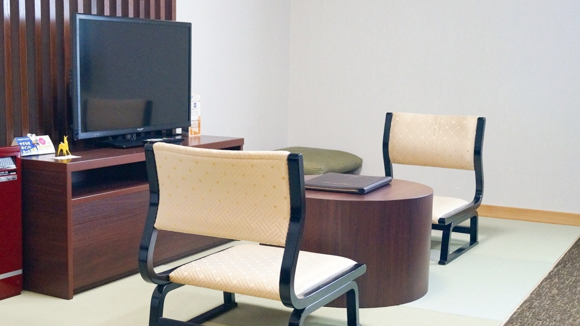 [Japanese modern] The low seat makes it very easy to stand and sit, allowing you to relax.