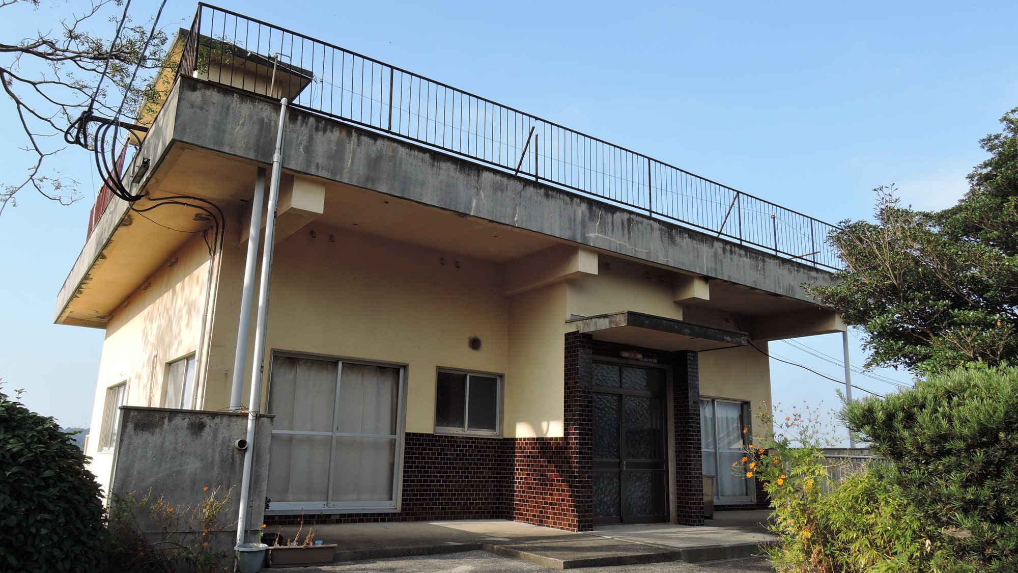 *Exterior: Located on a hilltop with a panoramic view of Ikino Gonoura Port and Bentenzaki.