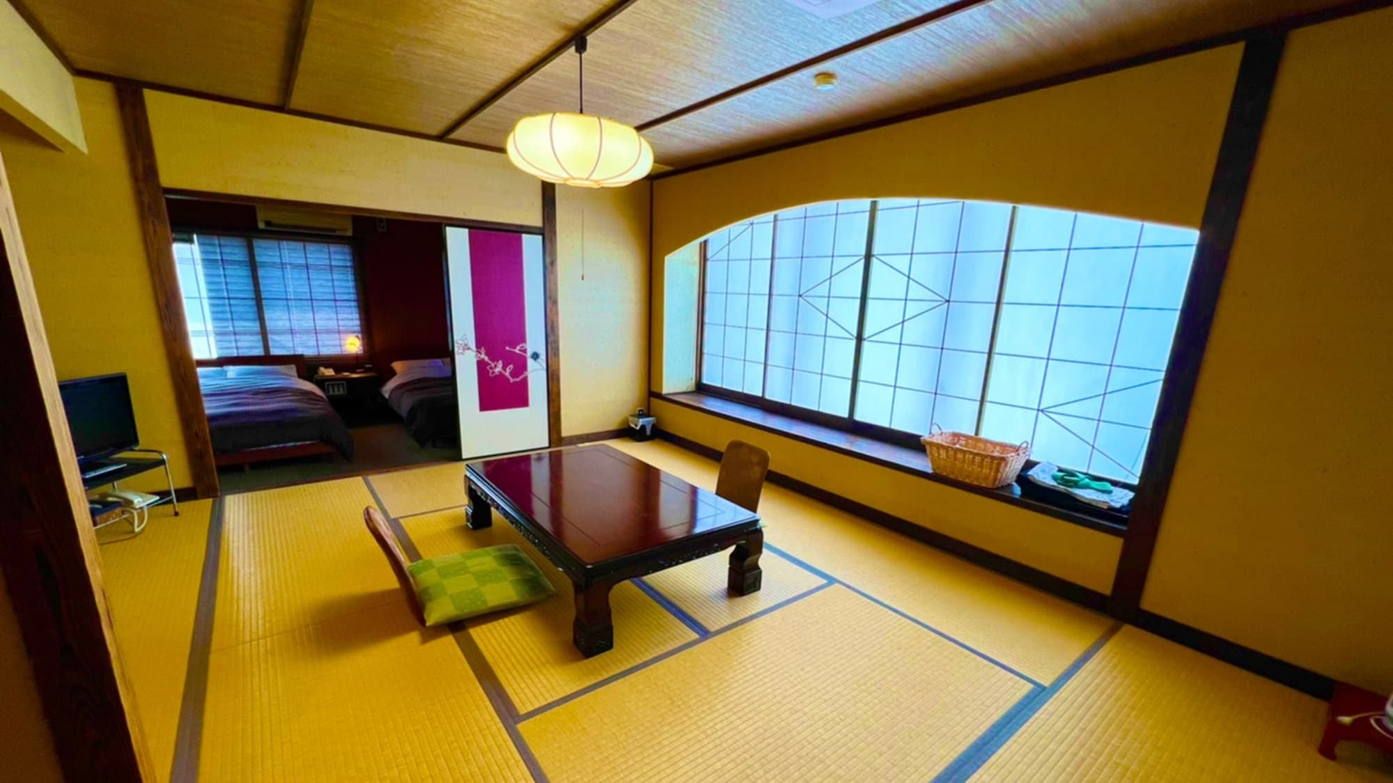 *Genroku-no-ma (Japanese-style room + Western-style twin bed)