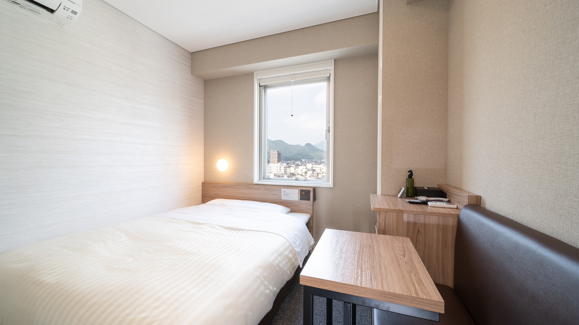 A 150cm wide bed and a mattress with just the right amount of firmness will ensure you a good night's sleep.