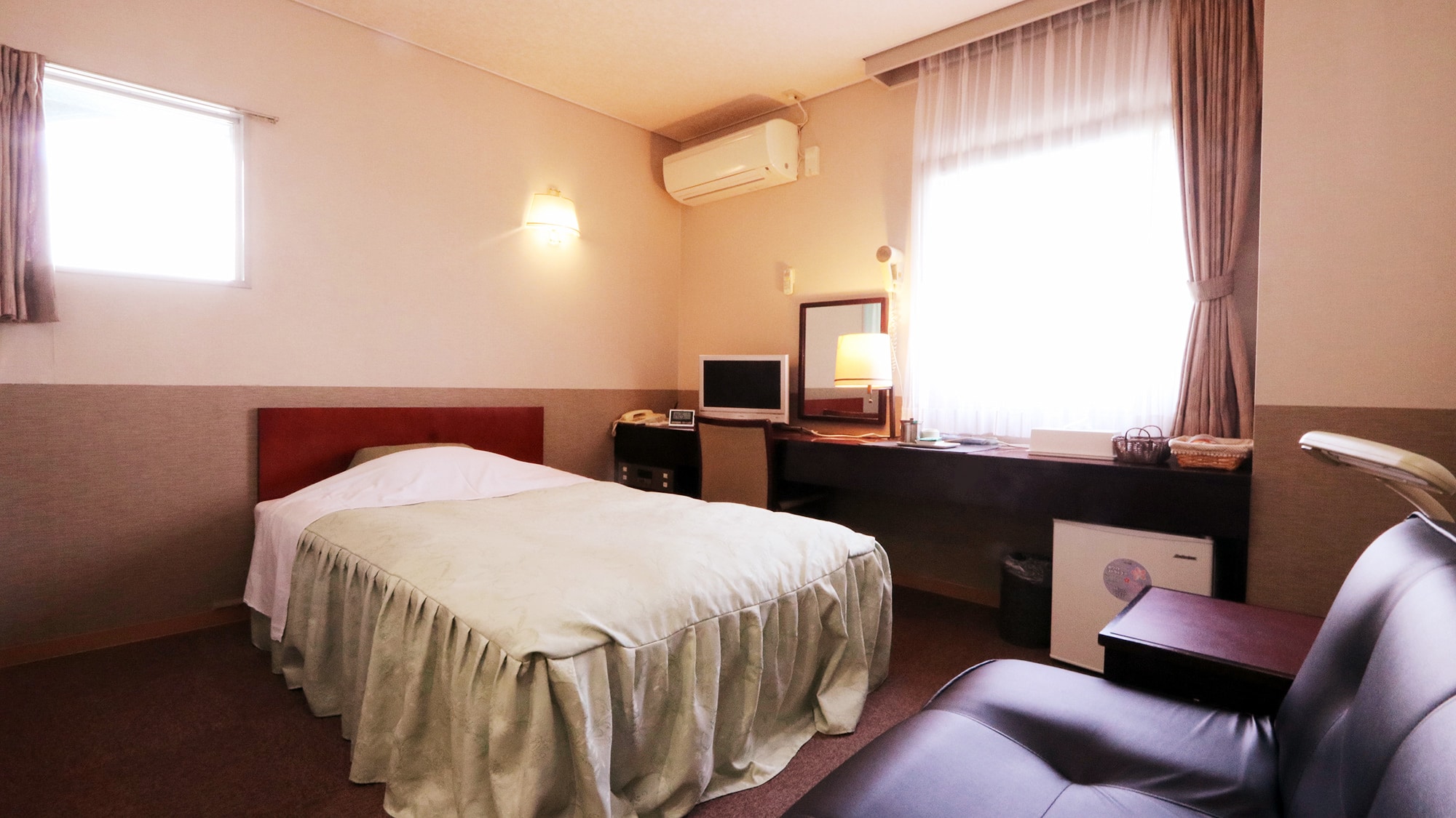 #Single B: Kamar dengan kamar mandi dan toilet yang dapat menampung hingga 2 orang.