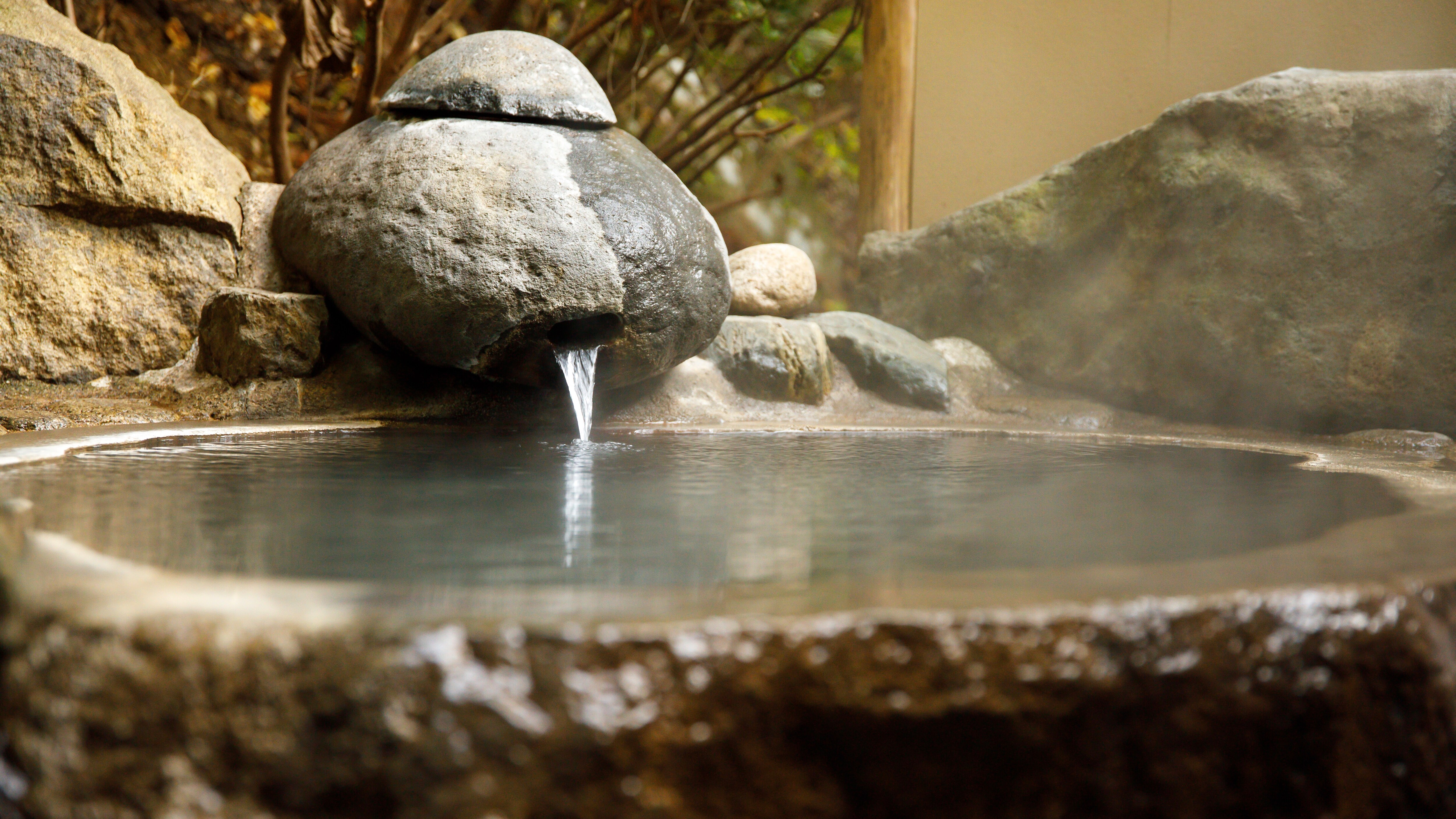 An open-air bath in "Hanamura" with an open-air bath