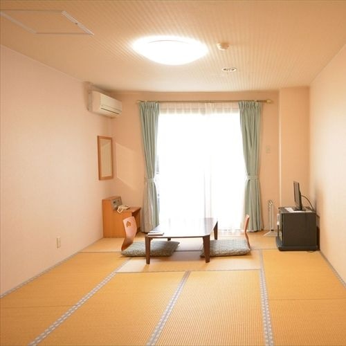 <Japanese-style room 10 tatami mats> Capacity 1 to 3 people