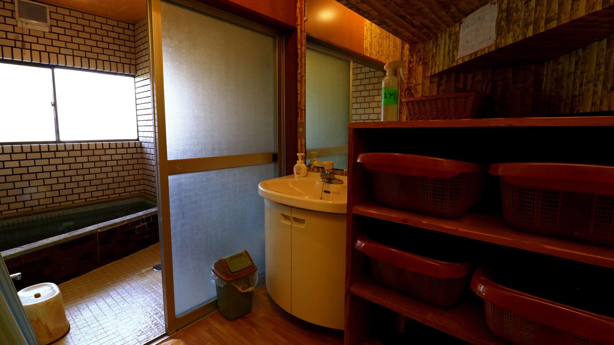 [Kamar Mandi 2] Agak sempit, tapi bisa digunakan untuk penggunaan pribadi.