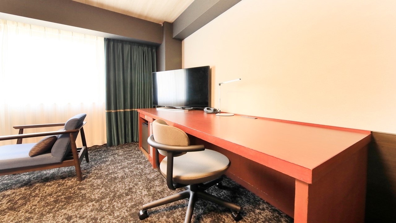 Deluxe double/twin room with 50-inch TV and spacious desk